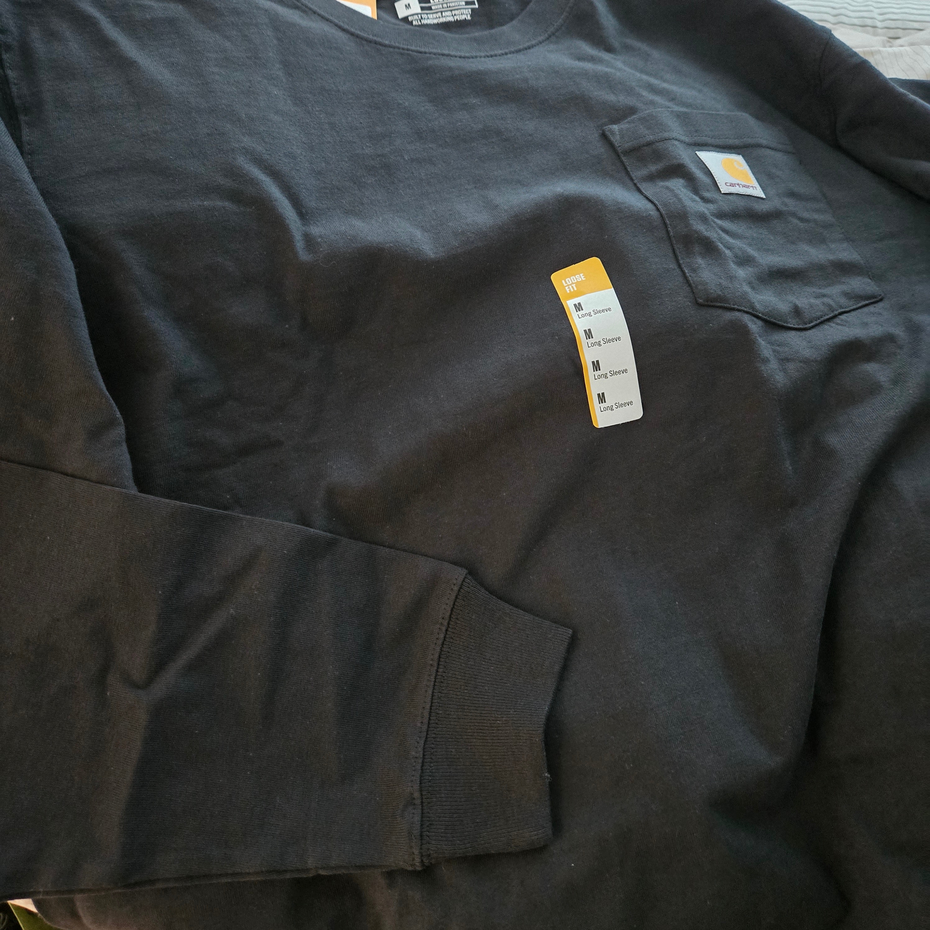 Carhartt Loose Fit Heavyweight Regular Long Sleeve Pocket T-Shirt Black 착용 스타일