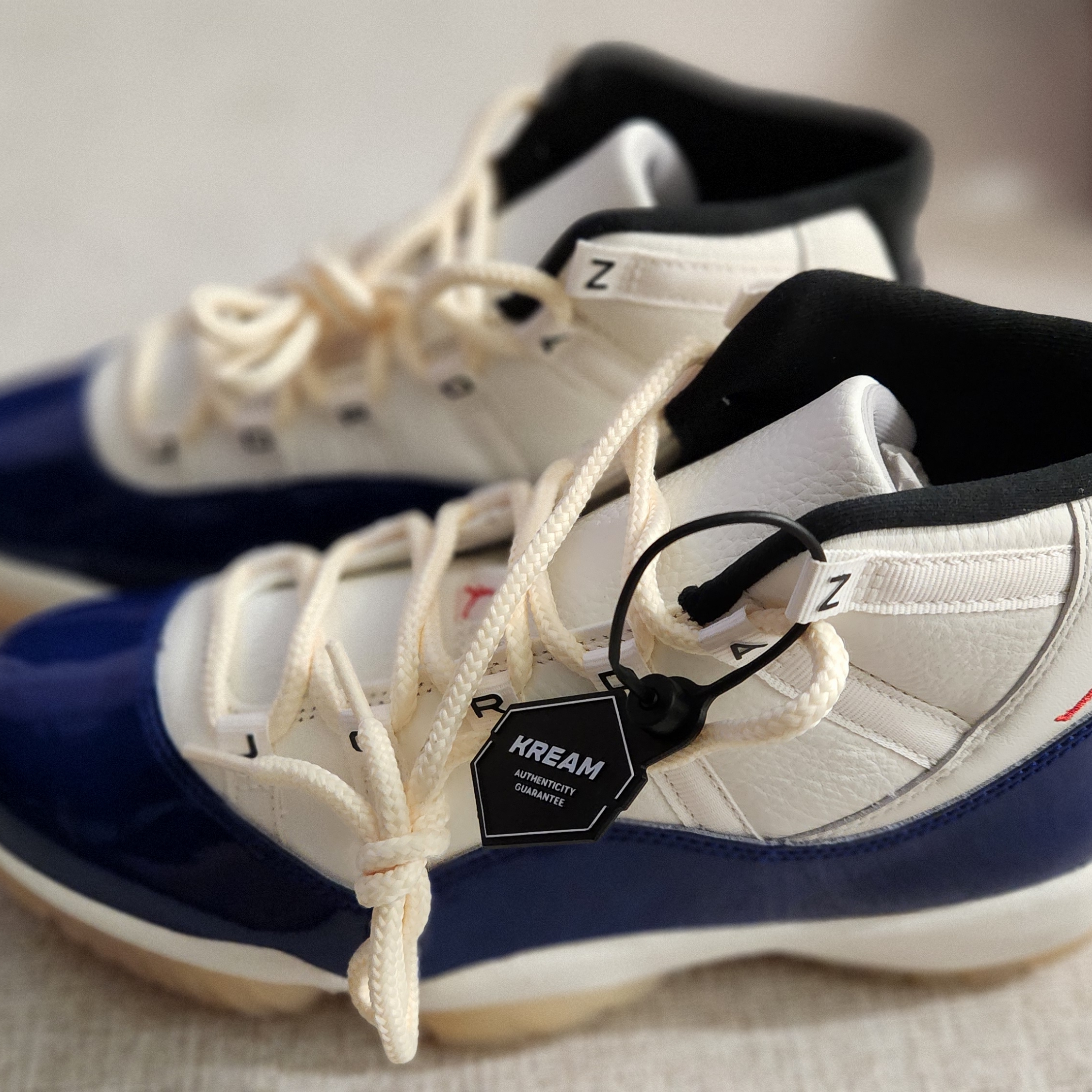 Jordan 11 Retro Rare Air Deep Royal Blue Fire Red 착용 스타일 - 2