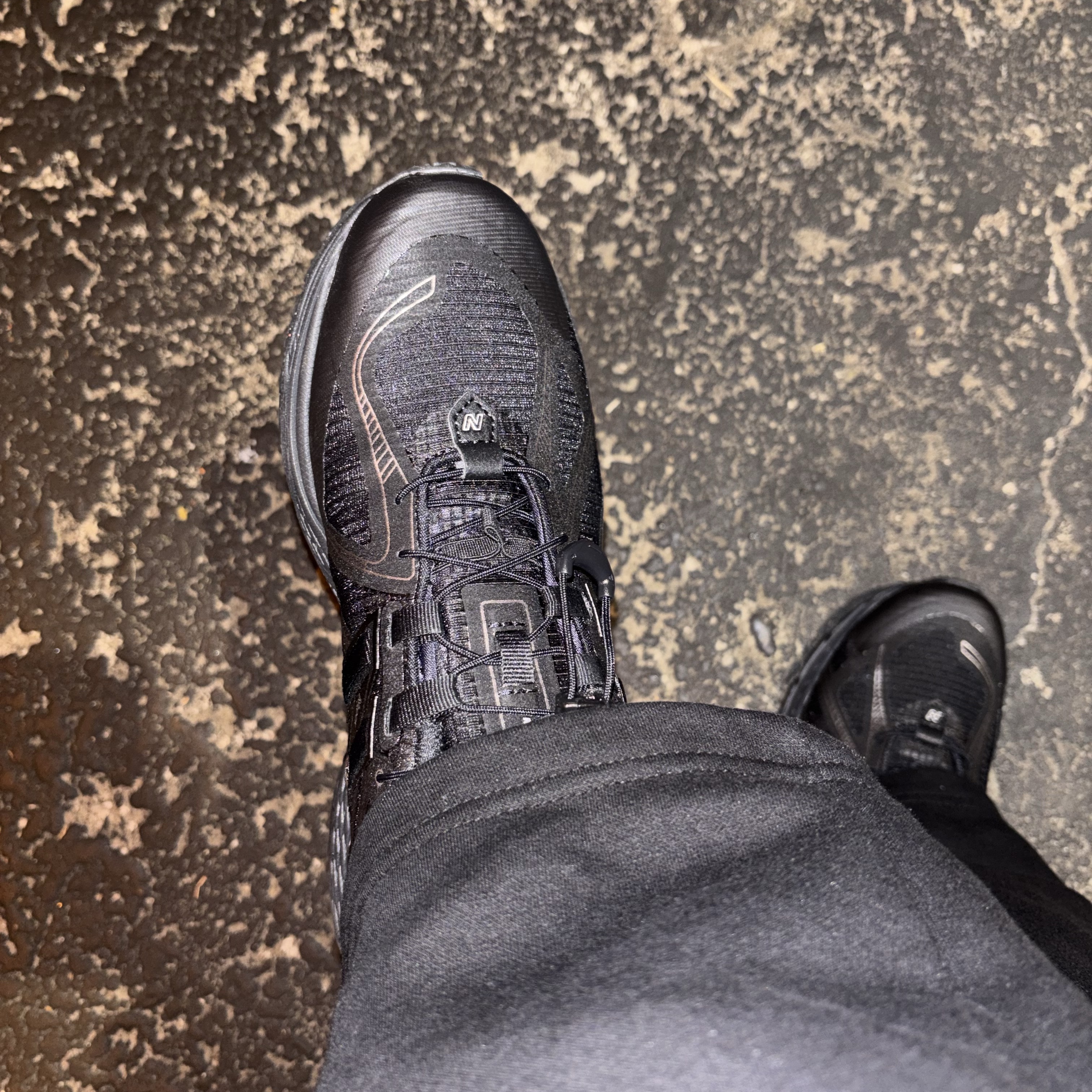 New Balance 1906R Black Dark Silver Metalic 착용 스타일