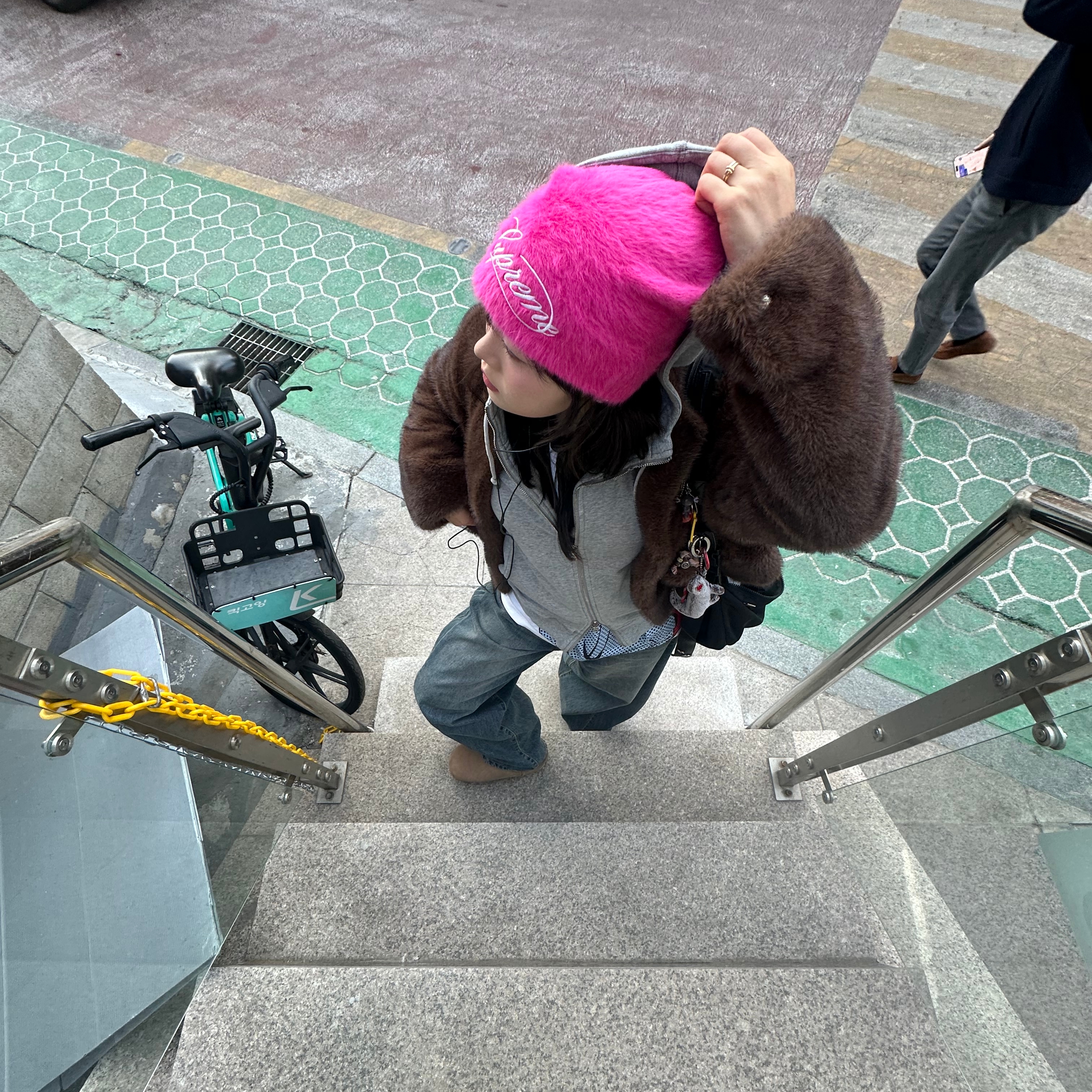 Supreme x Kangol Furgora Script Beanie Magenta - 25FW, (W) UGG Pumped Slipper Chestnut 착용 스타일 - 1
