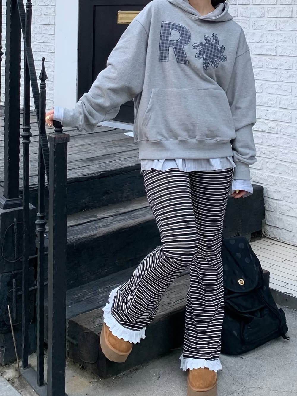 SLOW RECORD HOUSE Check Patch Hoodie Grey 착용 스타일 - 6