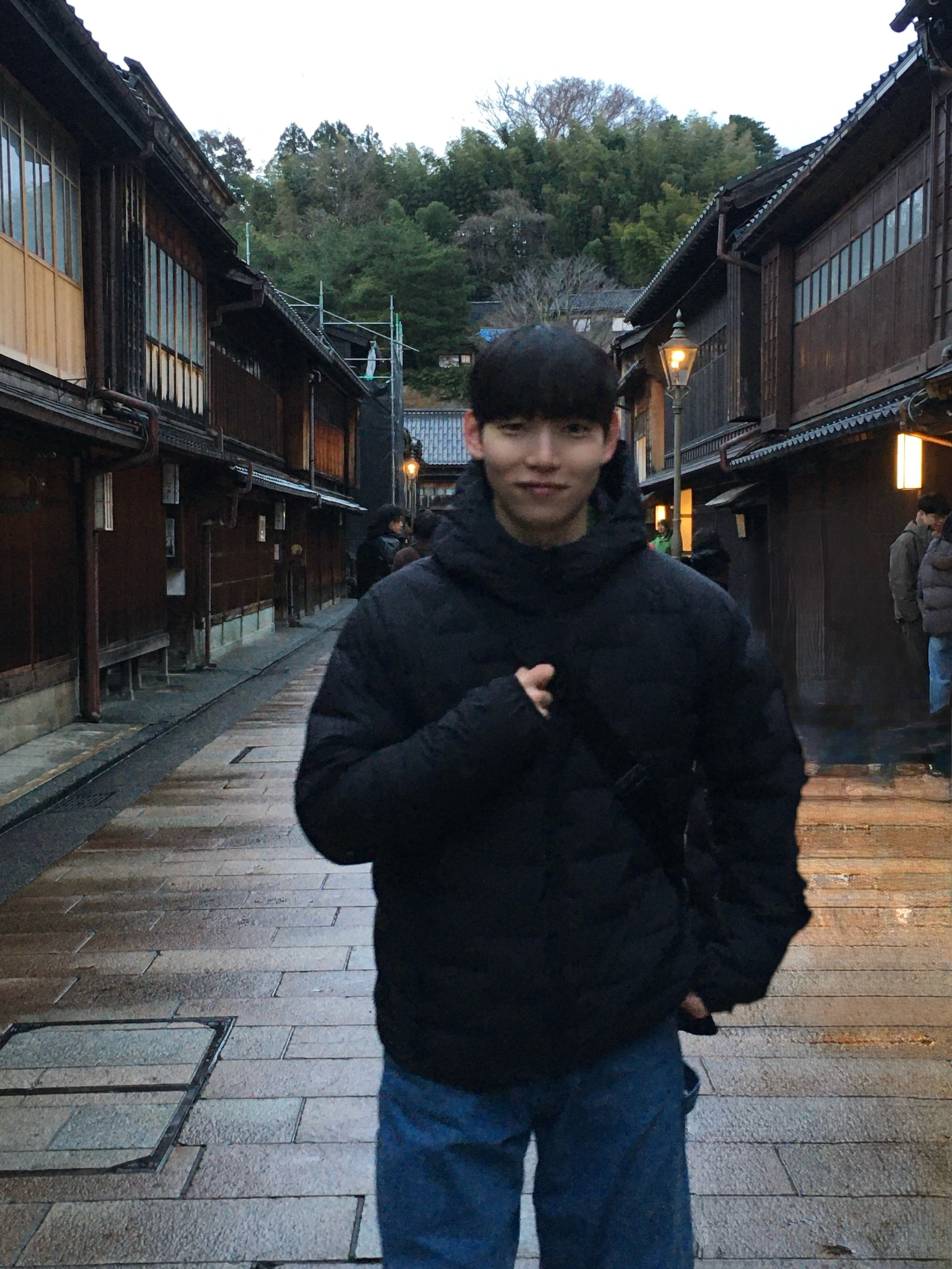 Uniqlo Pufftech Parka Black - JP, UGG Tasman Slipper Chestnut 착용 스타일 - 2