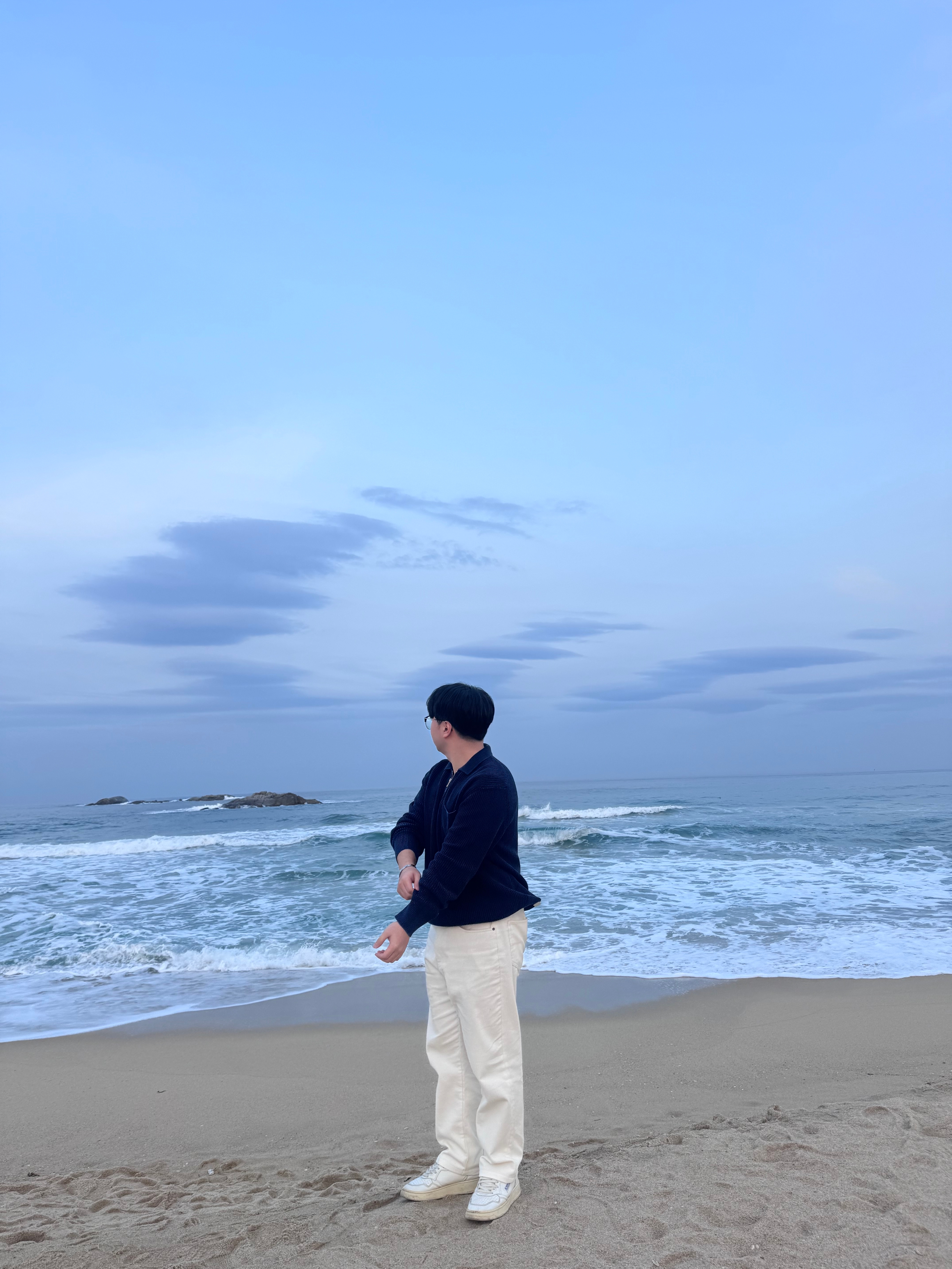 Autry Medalist Low Leather Sneakers White Blue 착용 스타일