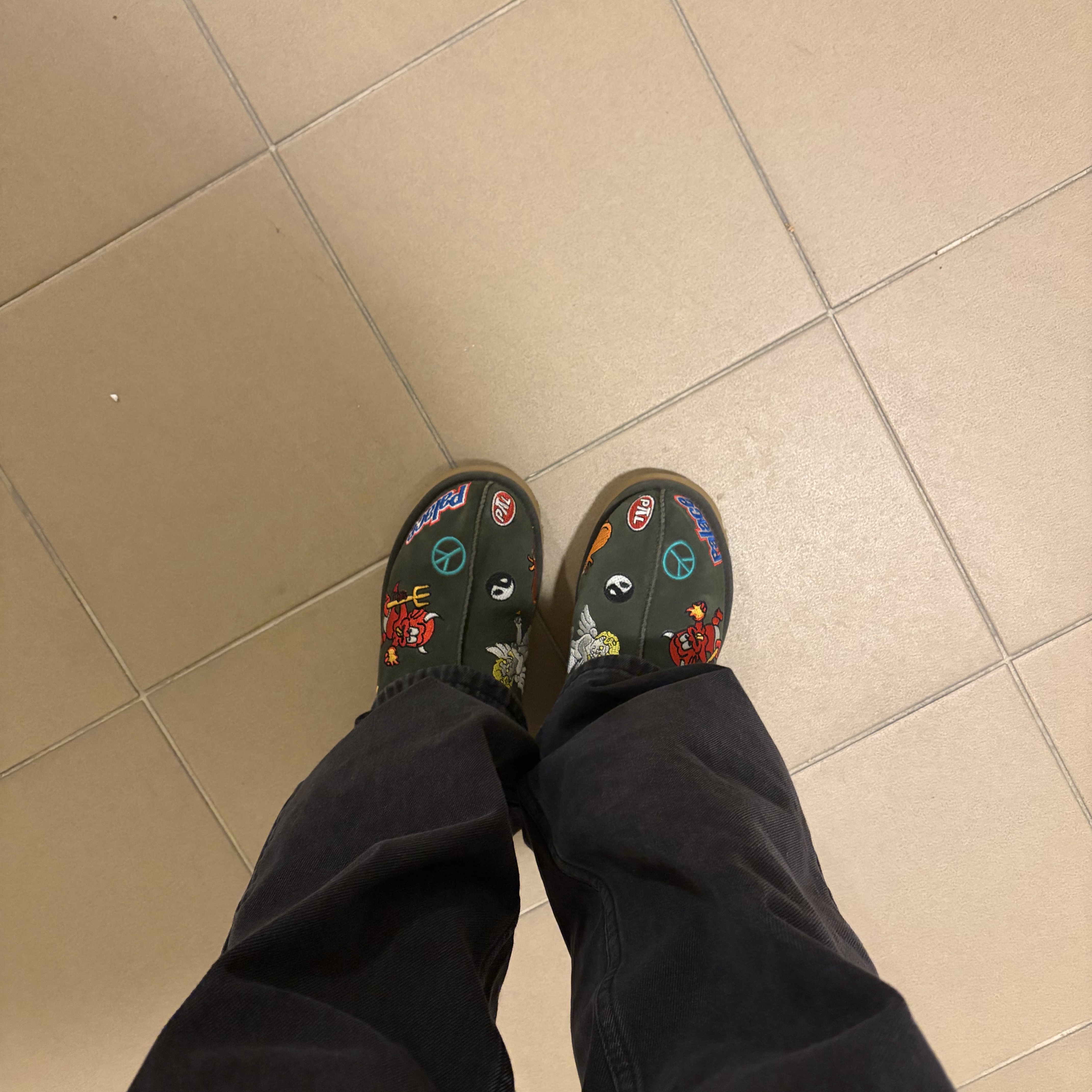 UGG x Palace Tasman Slipper Burnt Olive 착용 스타일