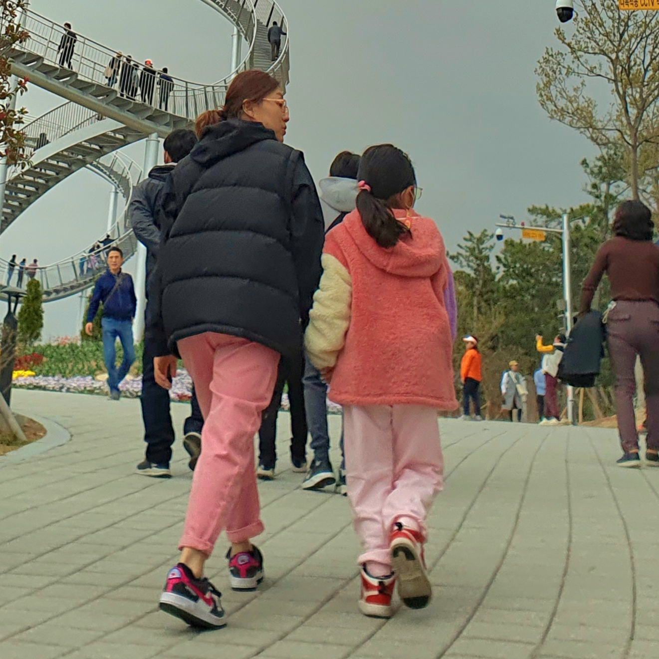 (GS) Nike Air Force 1 LV8 Athletic Club Black Pink Prime 착용 스타일 - 2