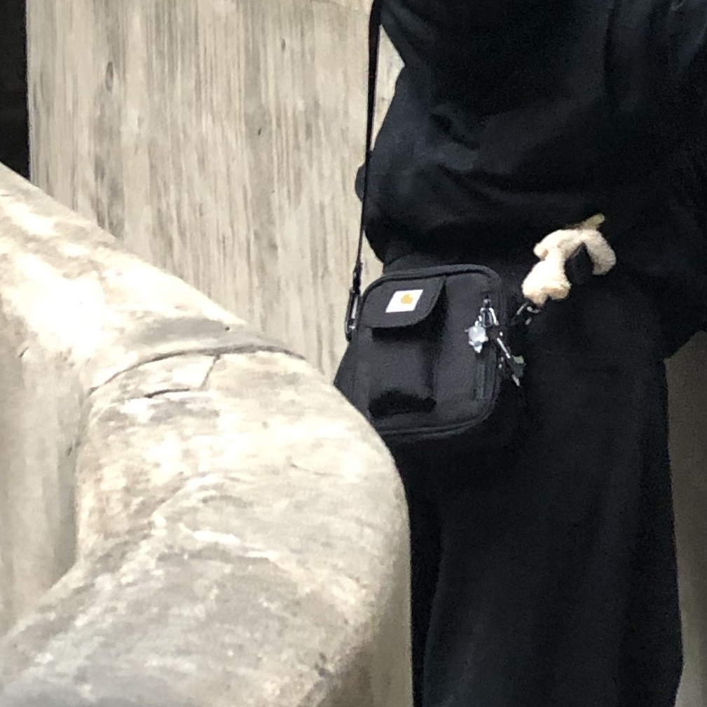 Carhartt WIP Essentials Bag Black 착용 스타일 - 2