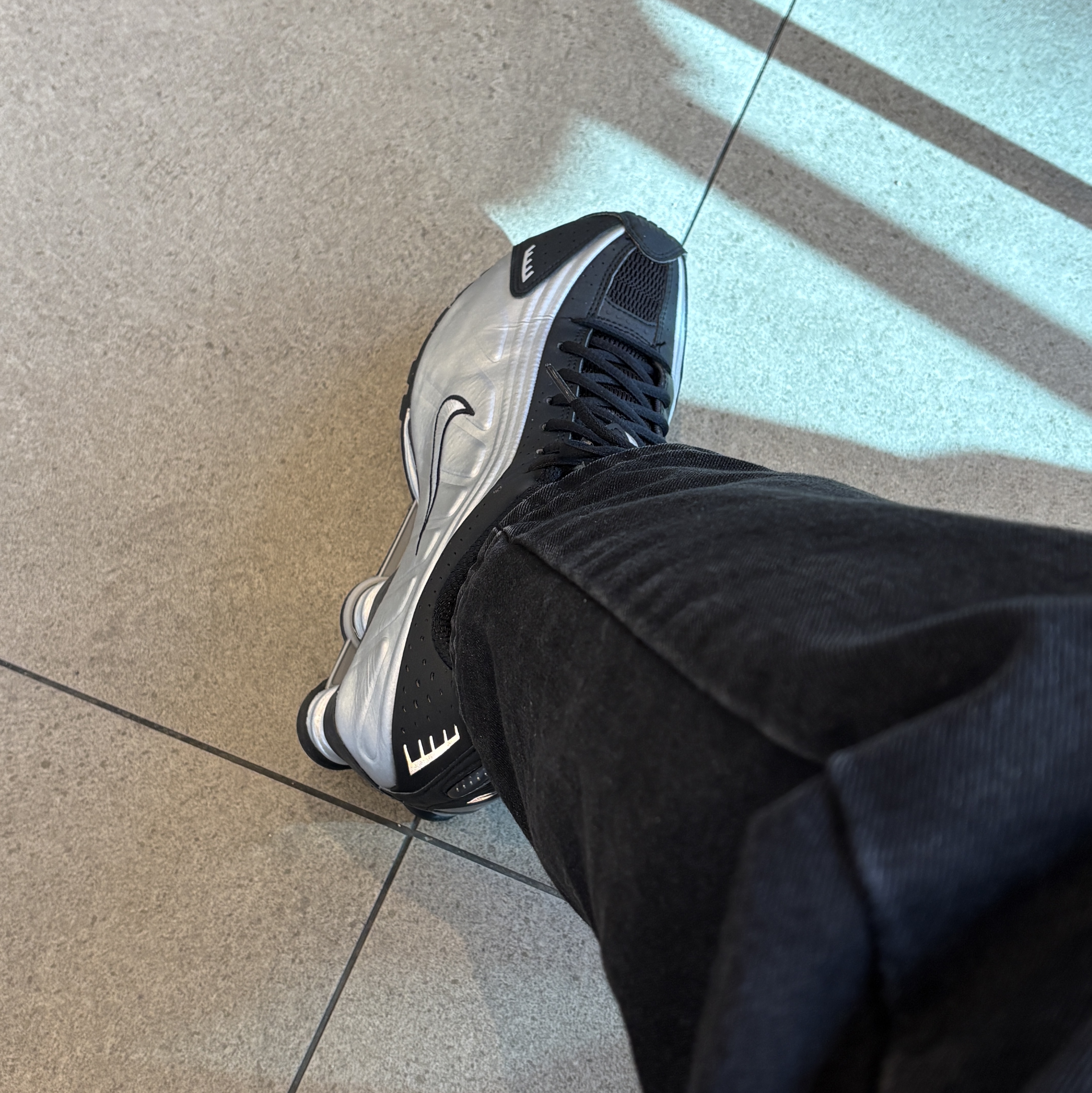 Nike Shox R4 Metallic Silver Black 착용 스타일 - 6