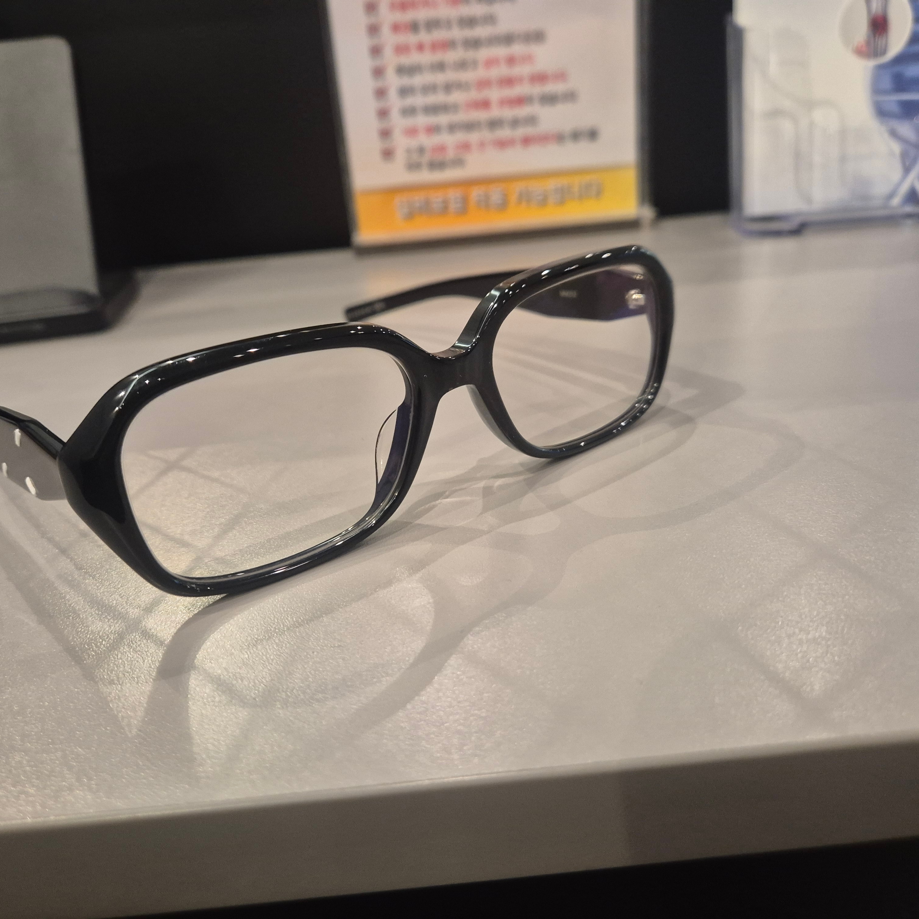 Gentle Monster x Maison Margiela MM212 Black Clear 착용 스타일 - 1
