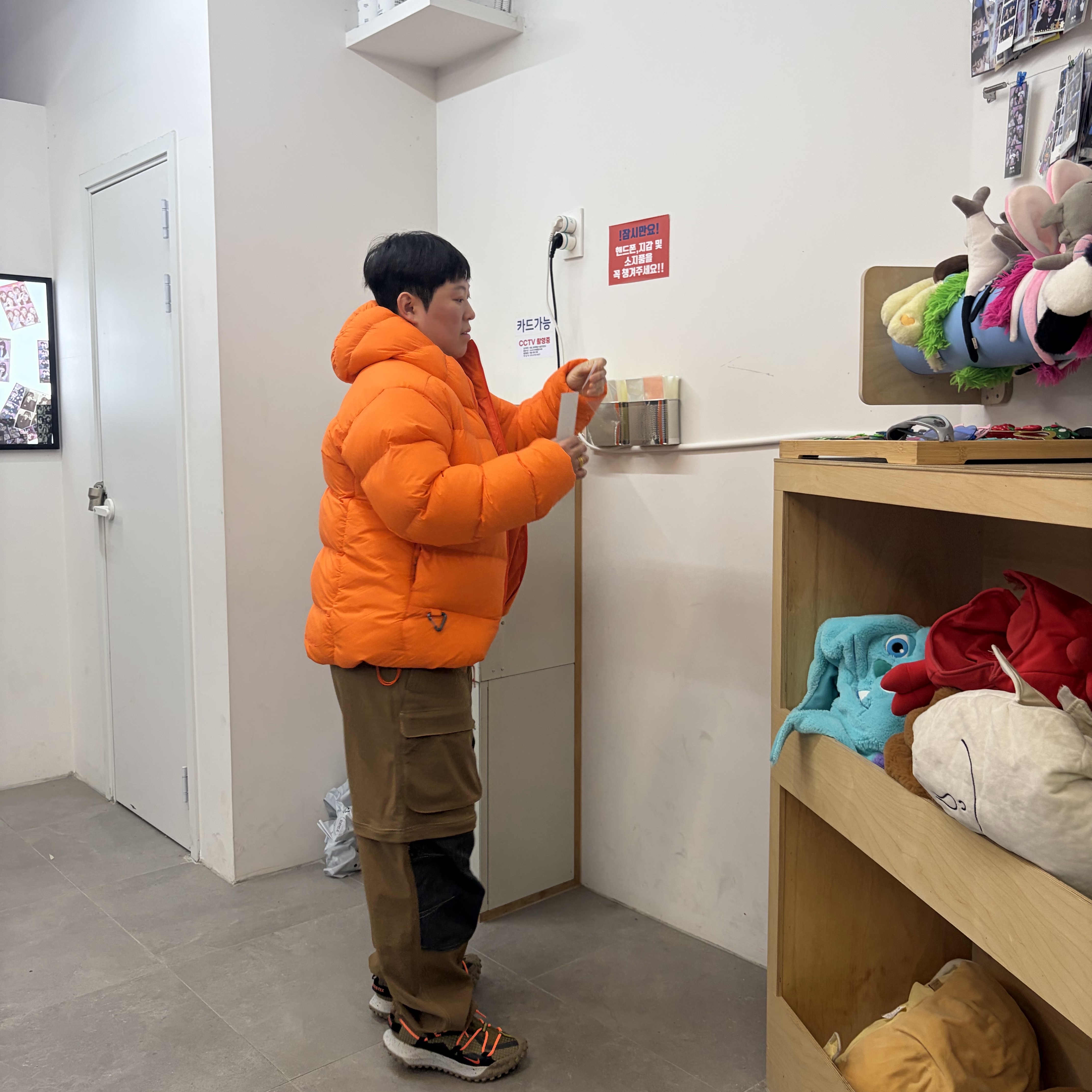 Nike ACG Therma-Fit ADV Lunar Lake Loose Hooded Jacket Safety Orange Summit White - Asia, Nike ACG Mountain Fly Low Gore-Tex SE Hazel Rush 착용 스타일 - 2