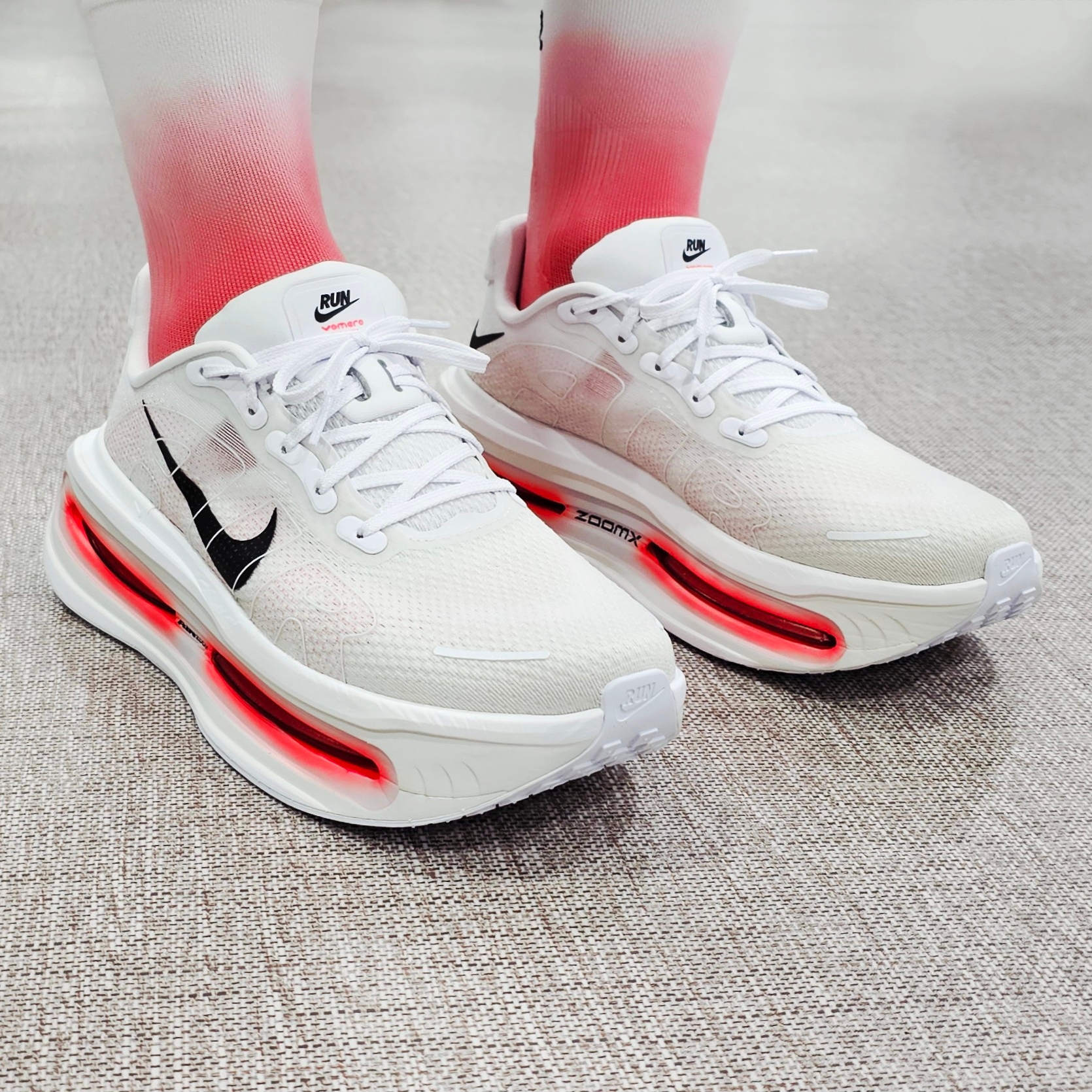 Nike Vomero Premium White Bright Crimson 착용 스타일