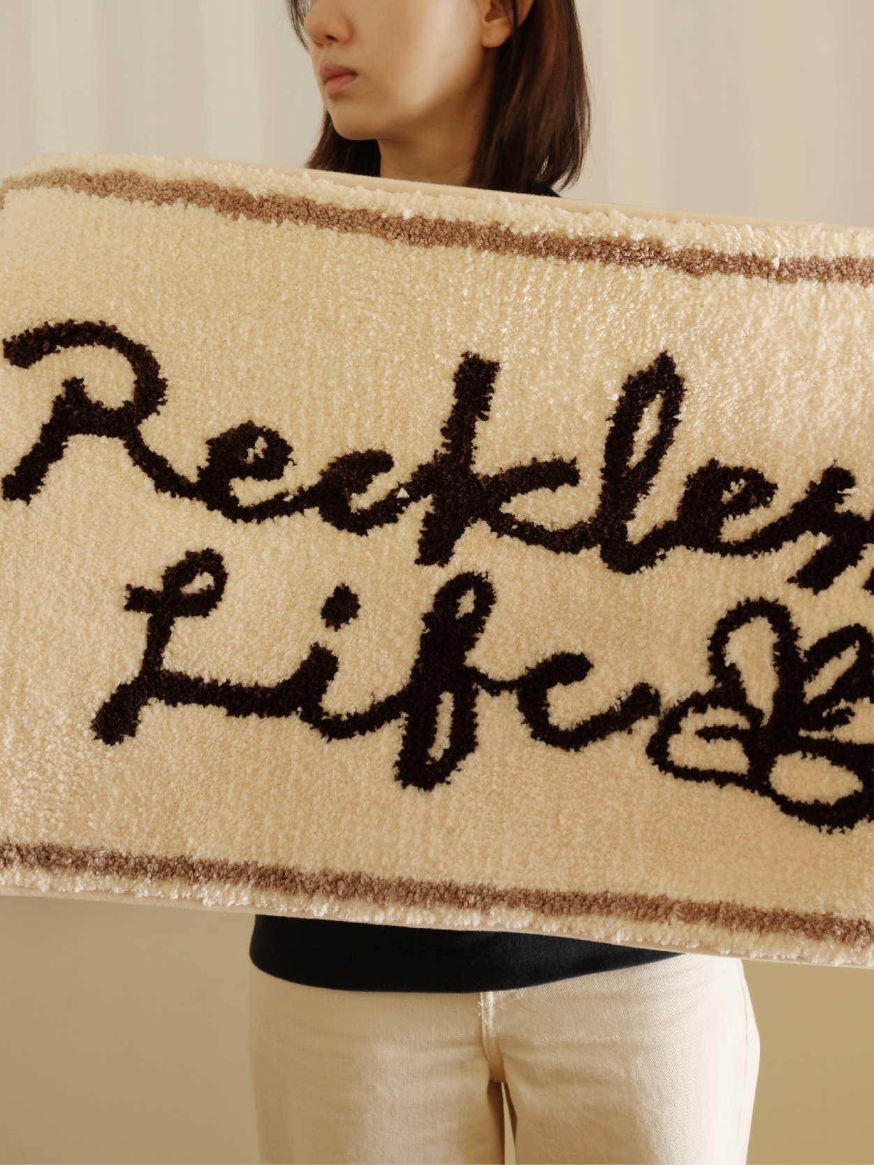 [3% 적립] SUPERMARKET FLOWER Reckless Life Rug 착용 스타일 - 3