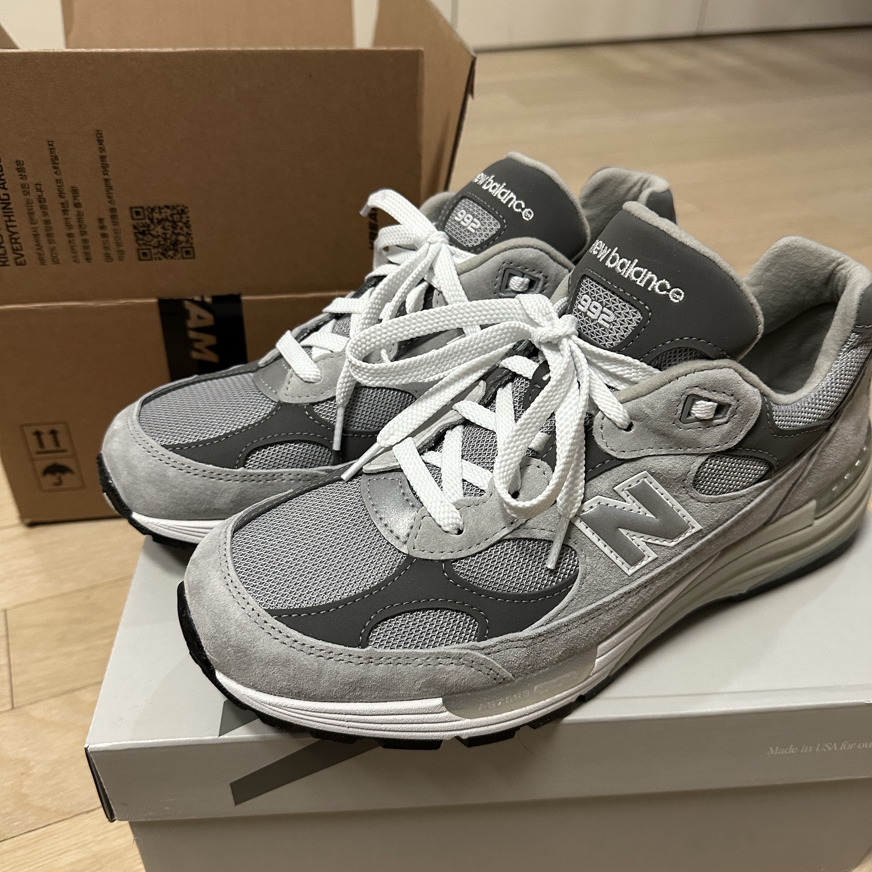 New Balance 992 Made in USA Core Grey Silver Metallic 착용 스타일