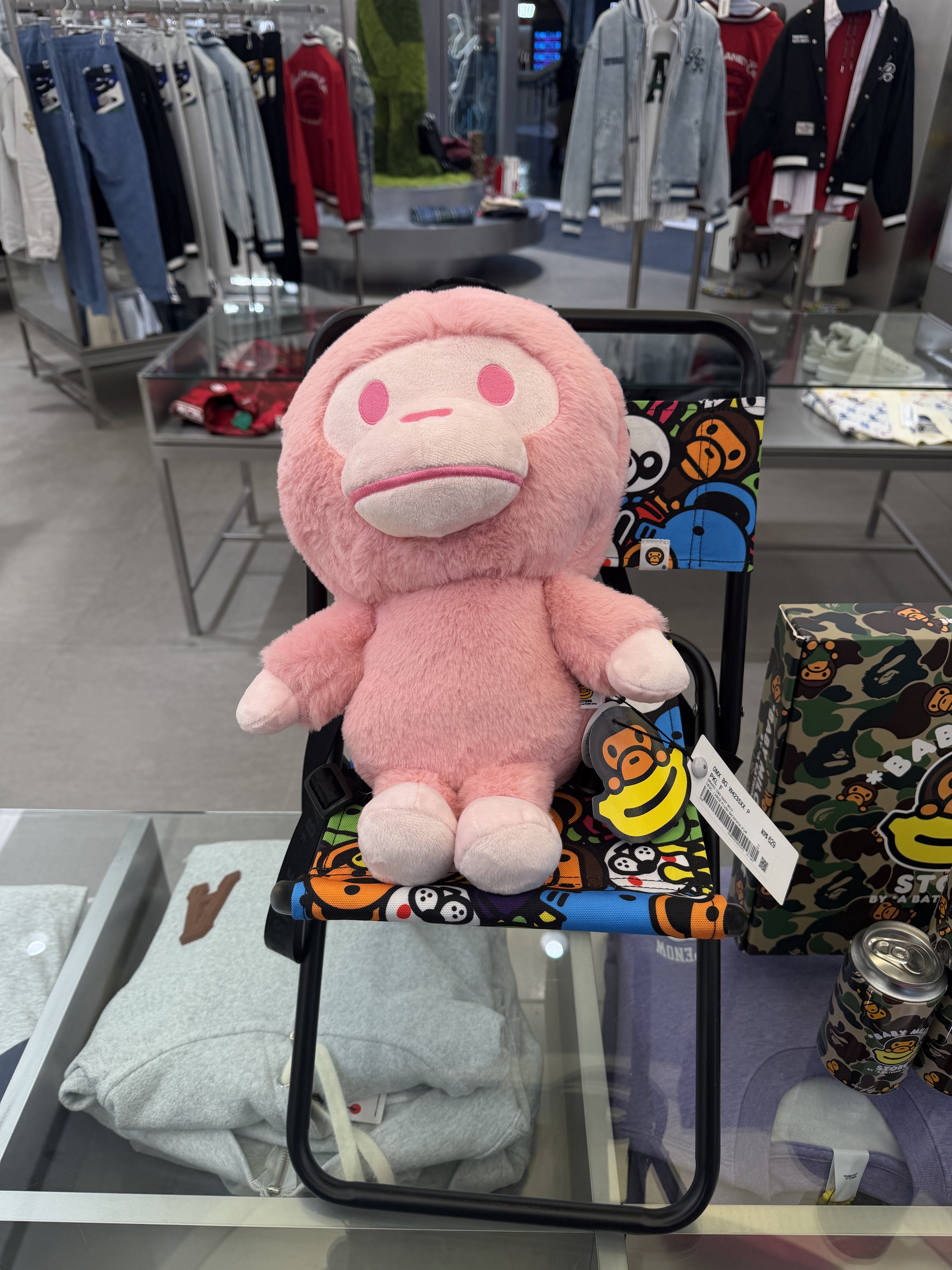 BAPE Baby Milo Plush Doll Headphone Holder Keychain Pink 착용 스타일 - 2