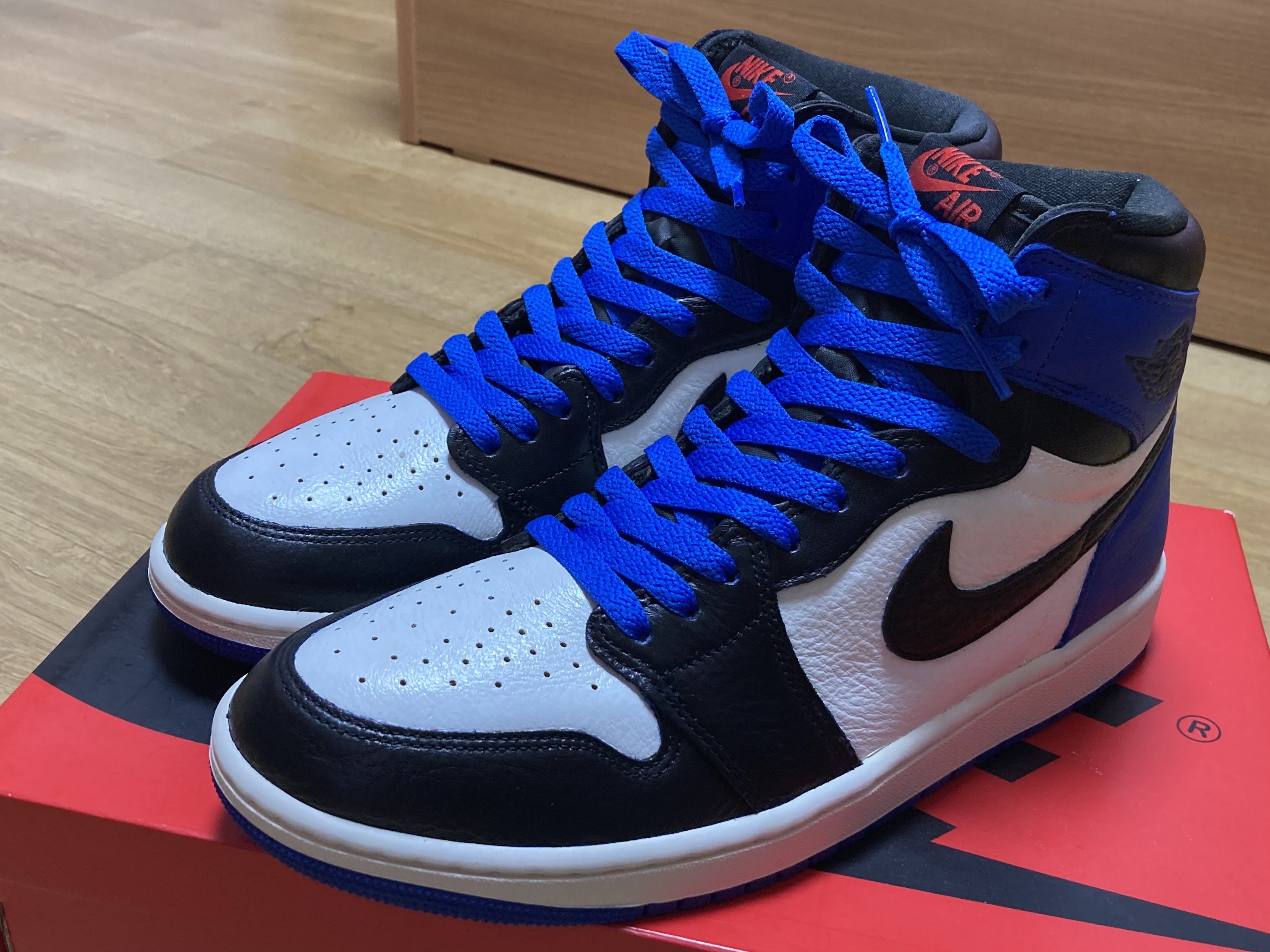 (W) Jordan 1 Retro High OG Game Royal and Varsity Maize 착용 스타일