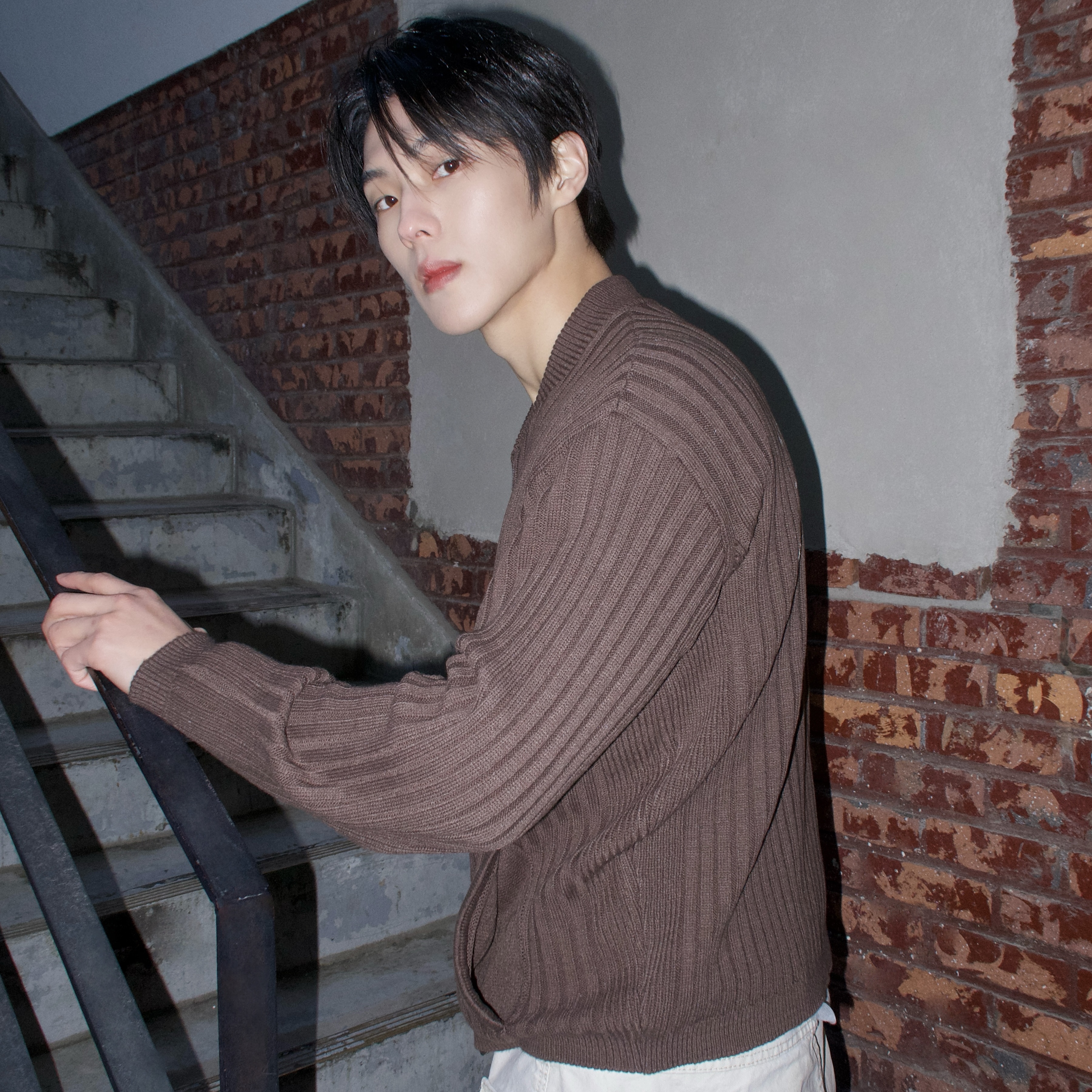 Polyteru Human Index Human Knit Zip Up Mocha Brown 착용 스타일 - 1