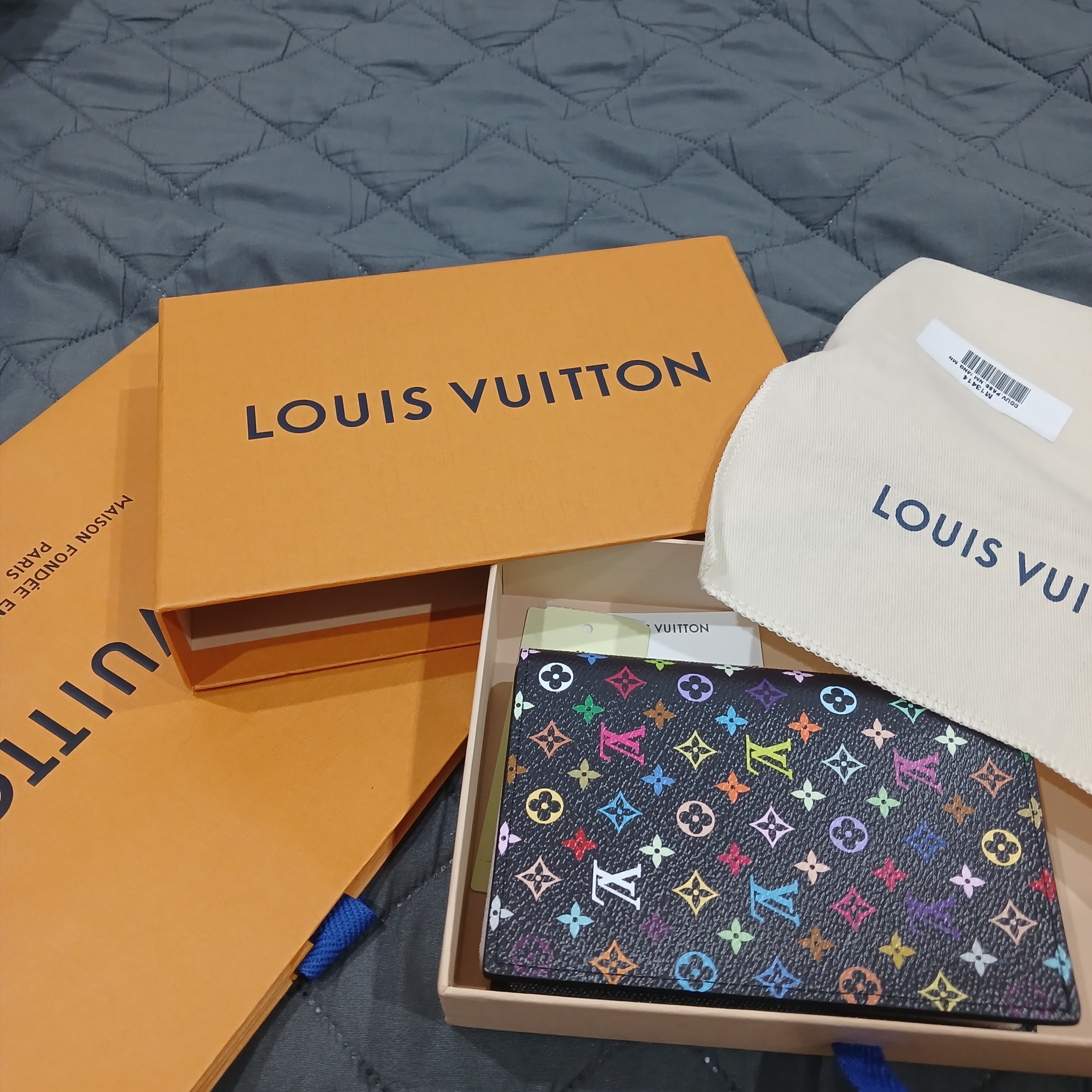 Louis Vuitton x Murakami Takashi Passport Cover Multicolor Noir 착용 스타일