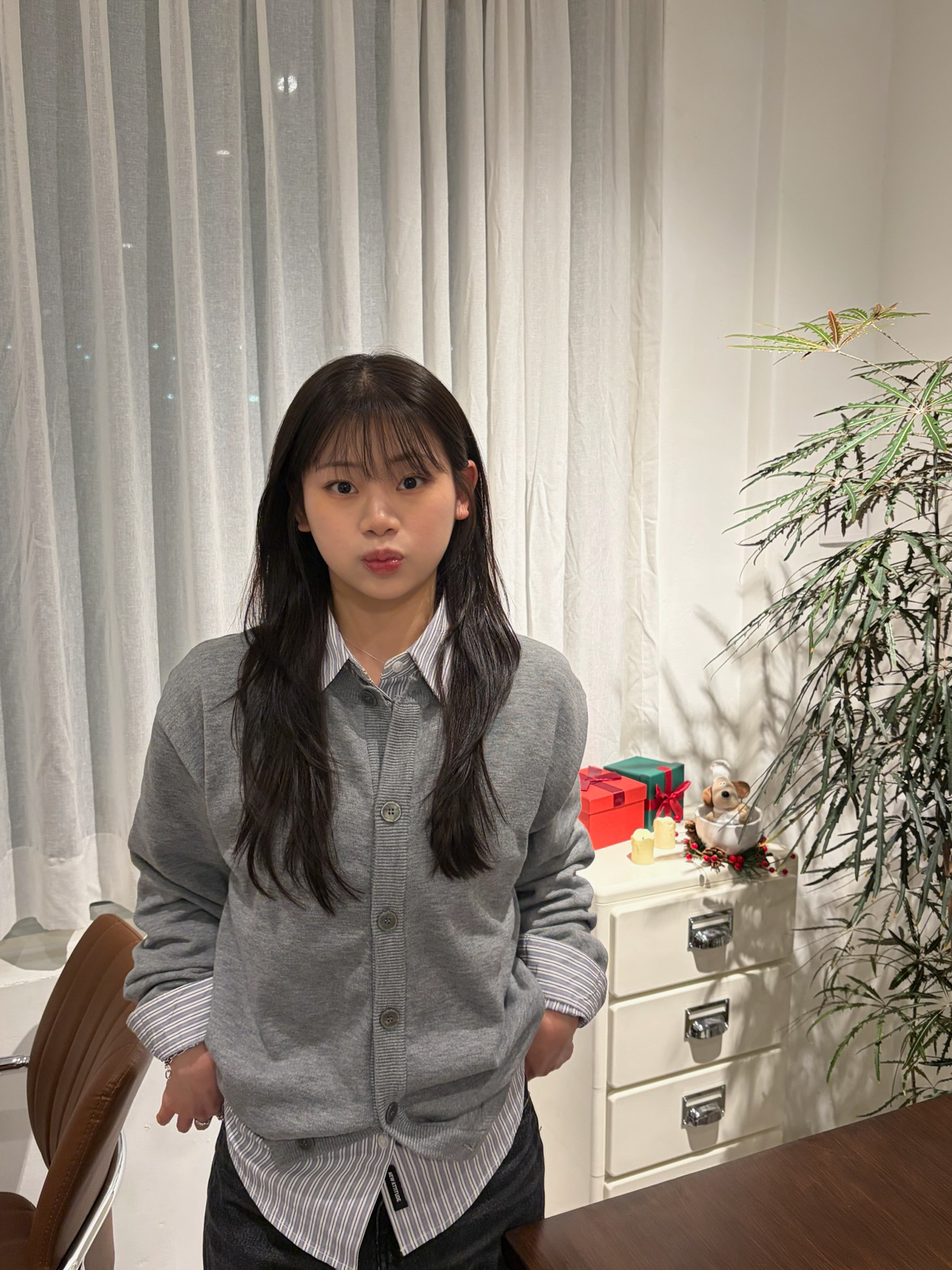 Knitted Basic Essential Crop Round Cardigan Melange Grey 착용 스타일 - 1