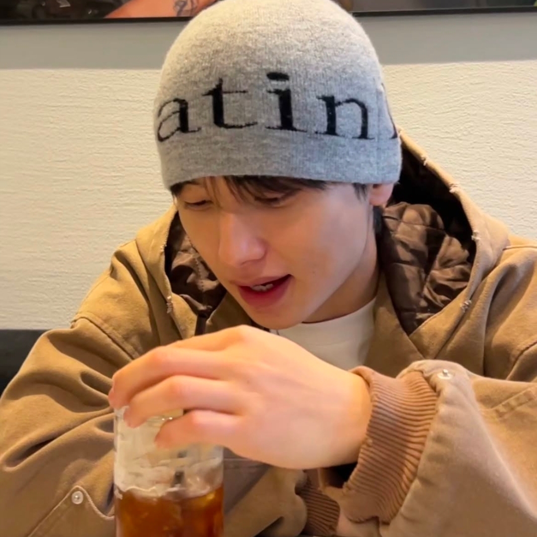 Matin Kim Logo Jacquard Short Beanie Grey 착용 스타일
