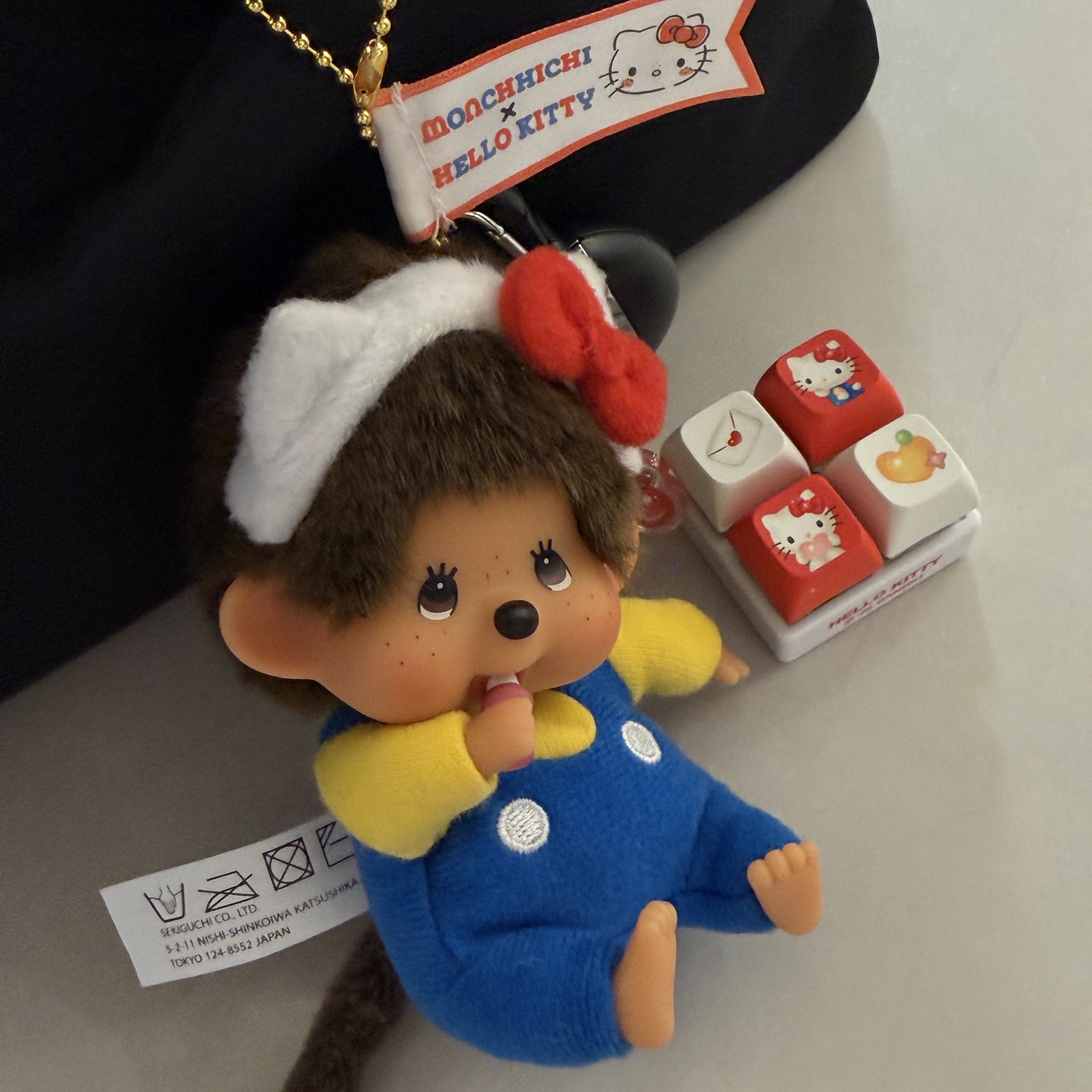 Sanrio Hello Kitty x Monchhichi 50th Anniversary Monchhichi Holder 착용 스타일