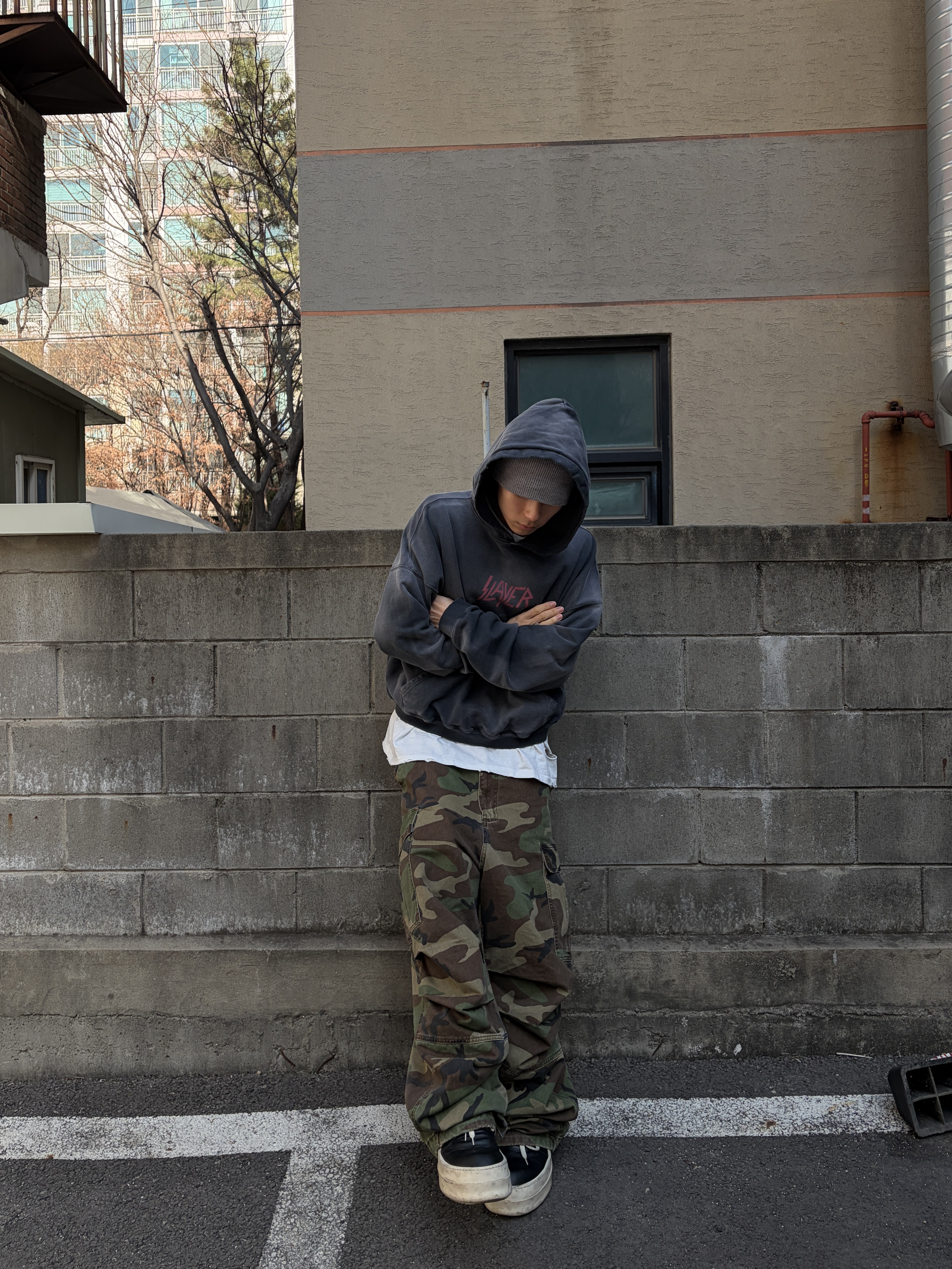 SLAYER Undermycar Live Undead Vintage Washed Hoodie Navy, NOD Stone Washed Cargo Pants Camo 착용 스타일 - 1