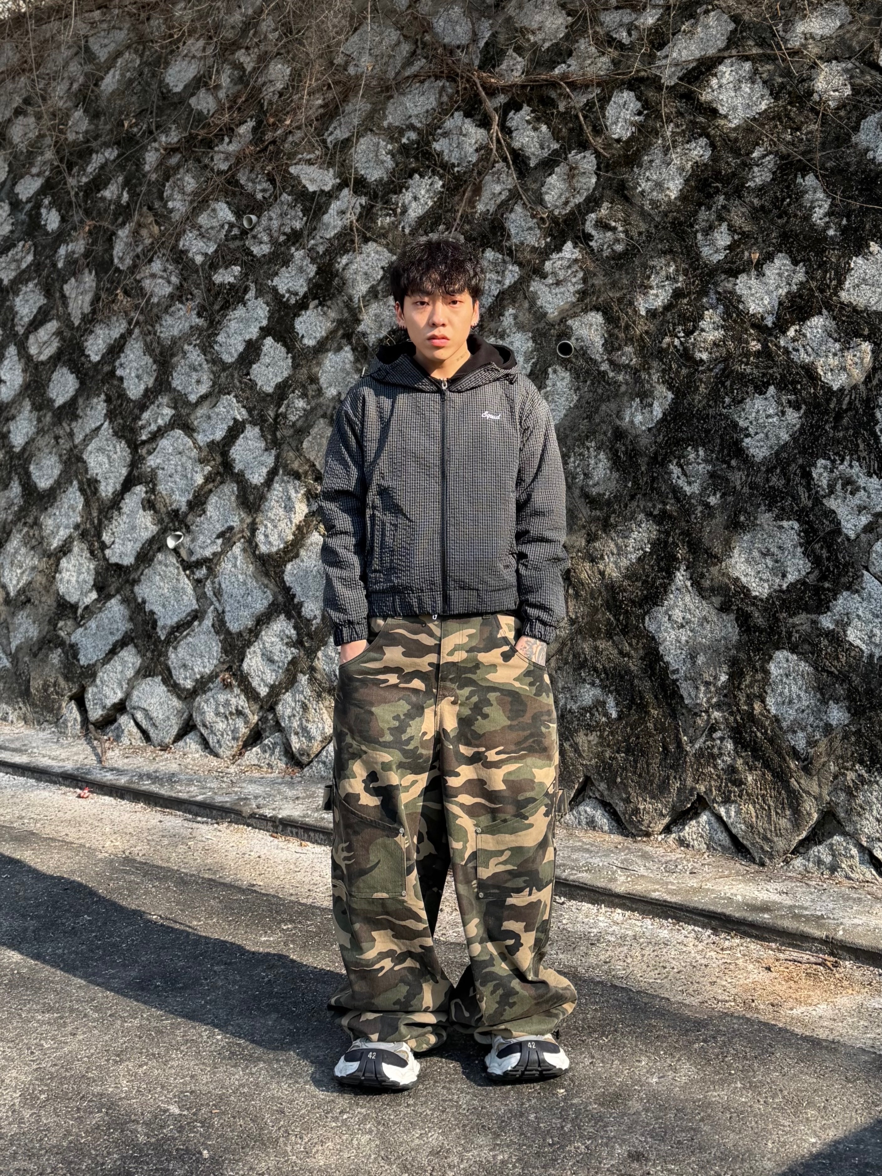 Balenciaga Cargo Sneakers White Grey 착용 스타일 - 5