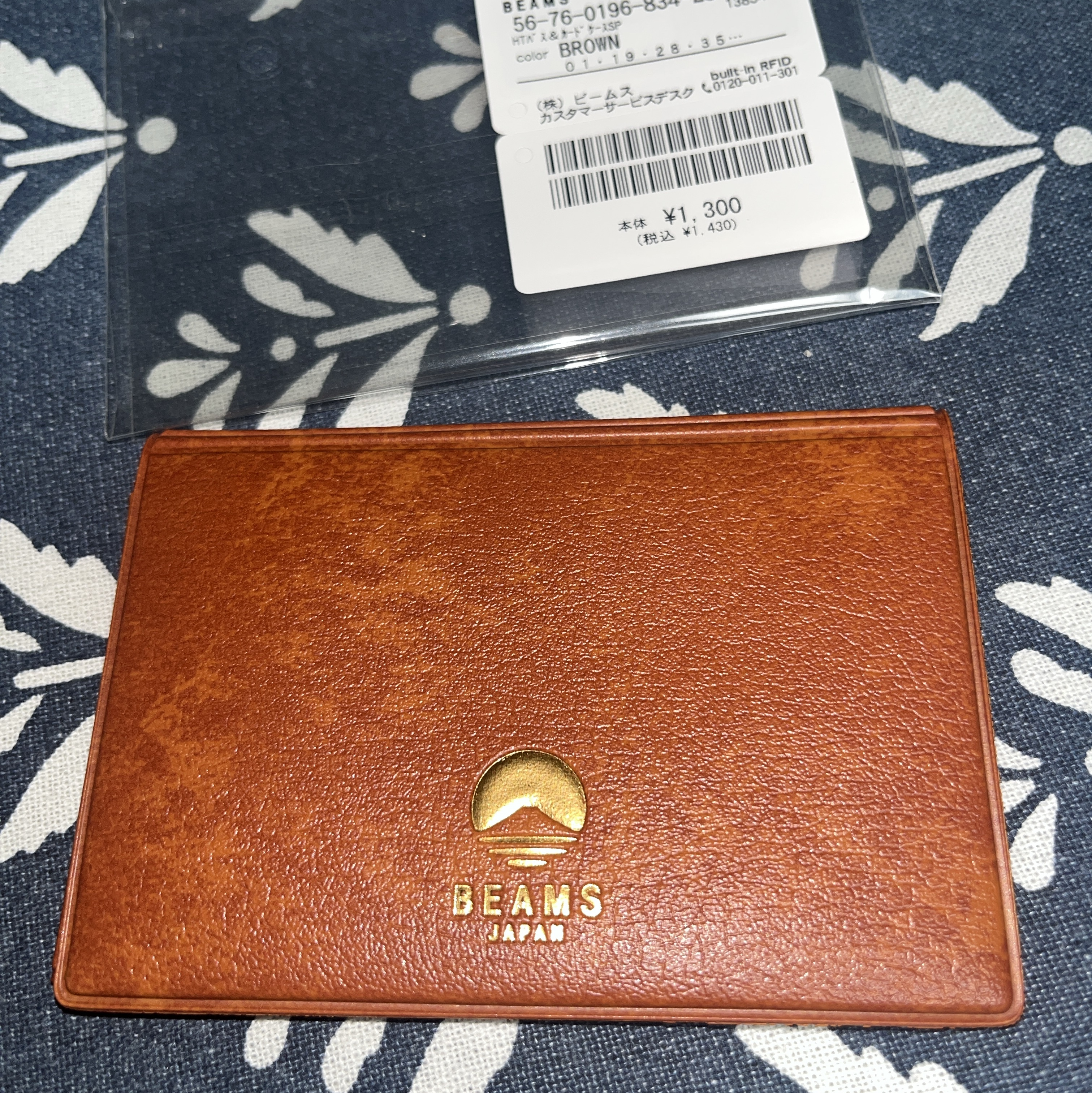 Beams x Hightide Special Order Pass & Card Case Brown 착용 스타일