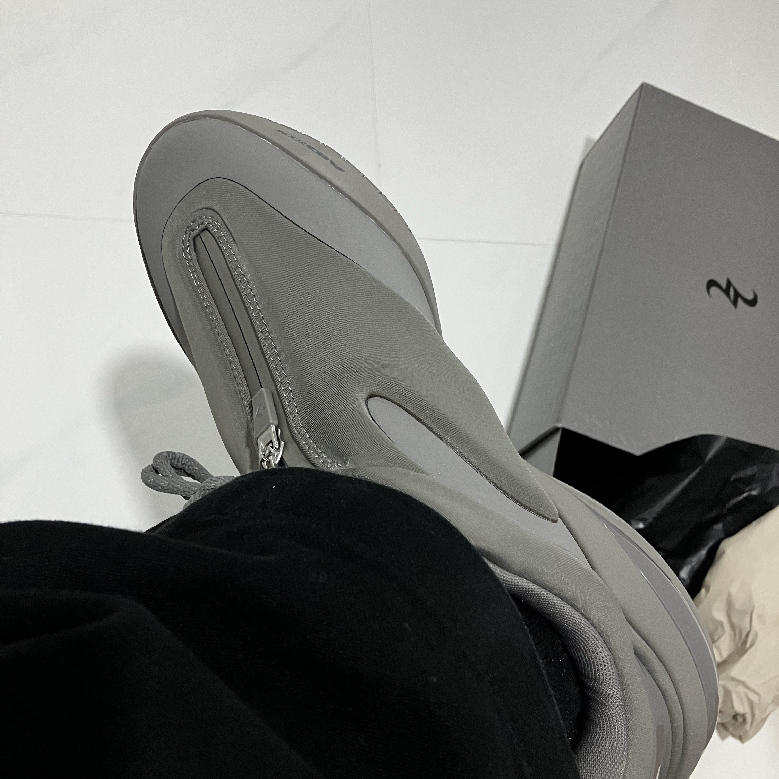 Converse x Shai 001 Gray, Converse x Shai 001 Charm Black 착용 스타일