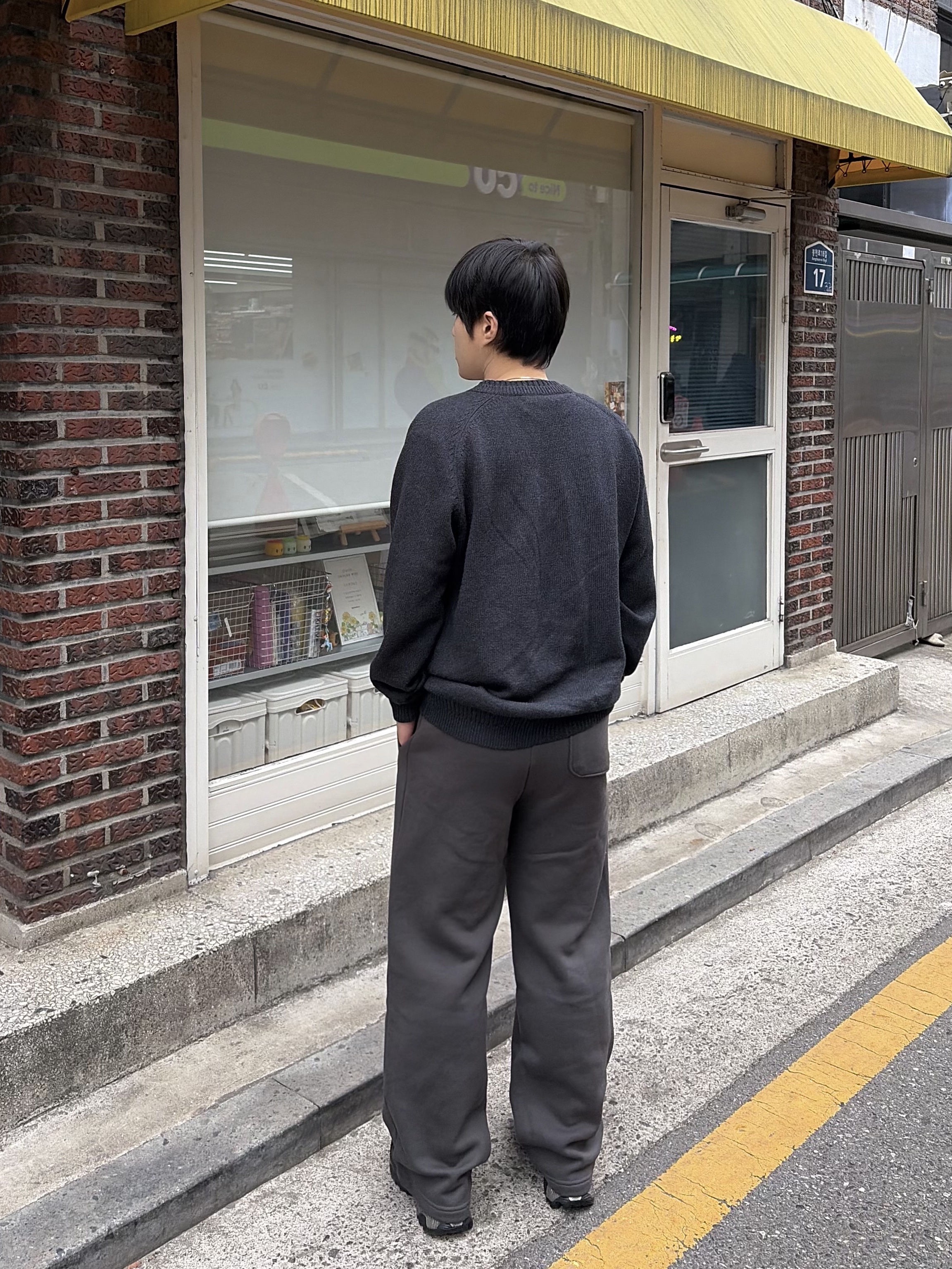 noun Layered V Neck Knit Charcoal, MUCENT 4way Sigature Logo Tote Bag Black 착용 스타일 - 3