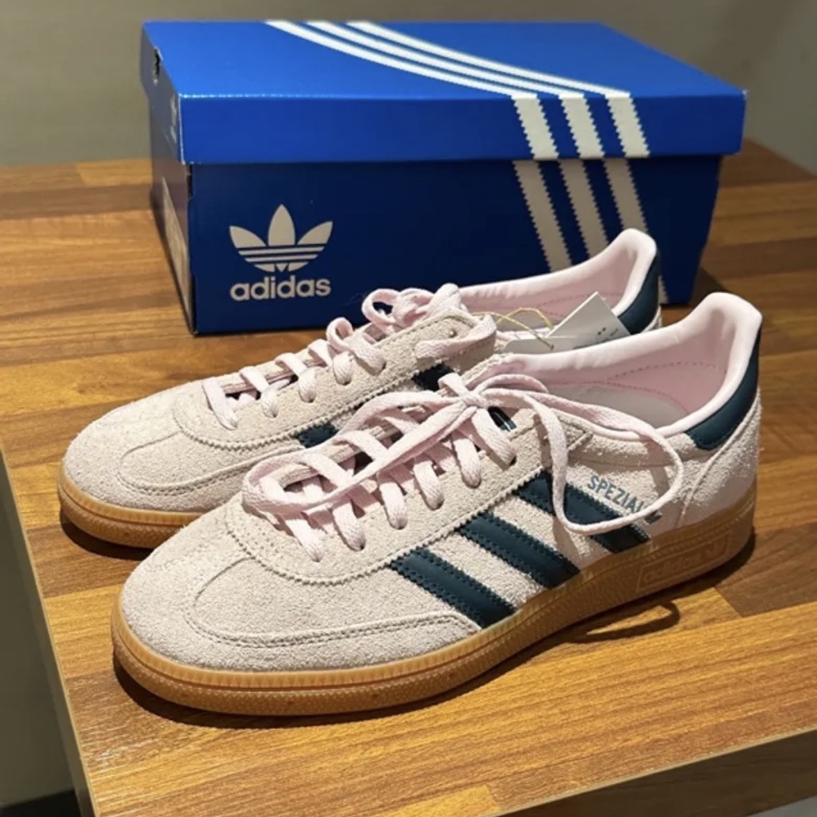(W) Adidas Spezial Handball Clear Pink 착용 스타일 - 1