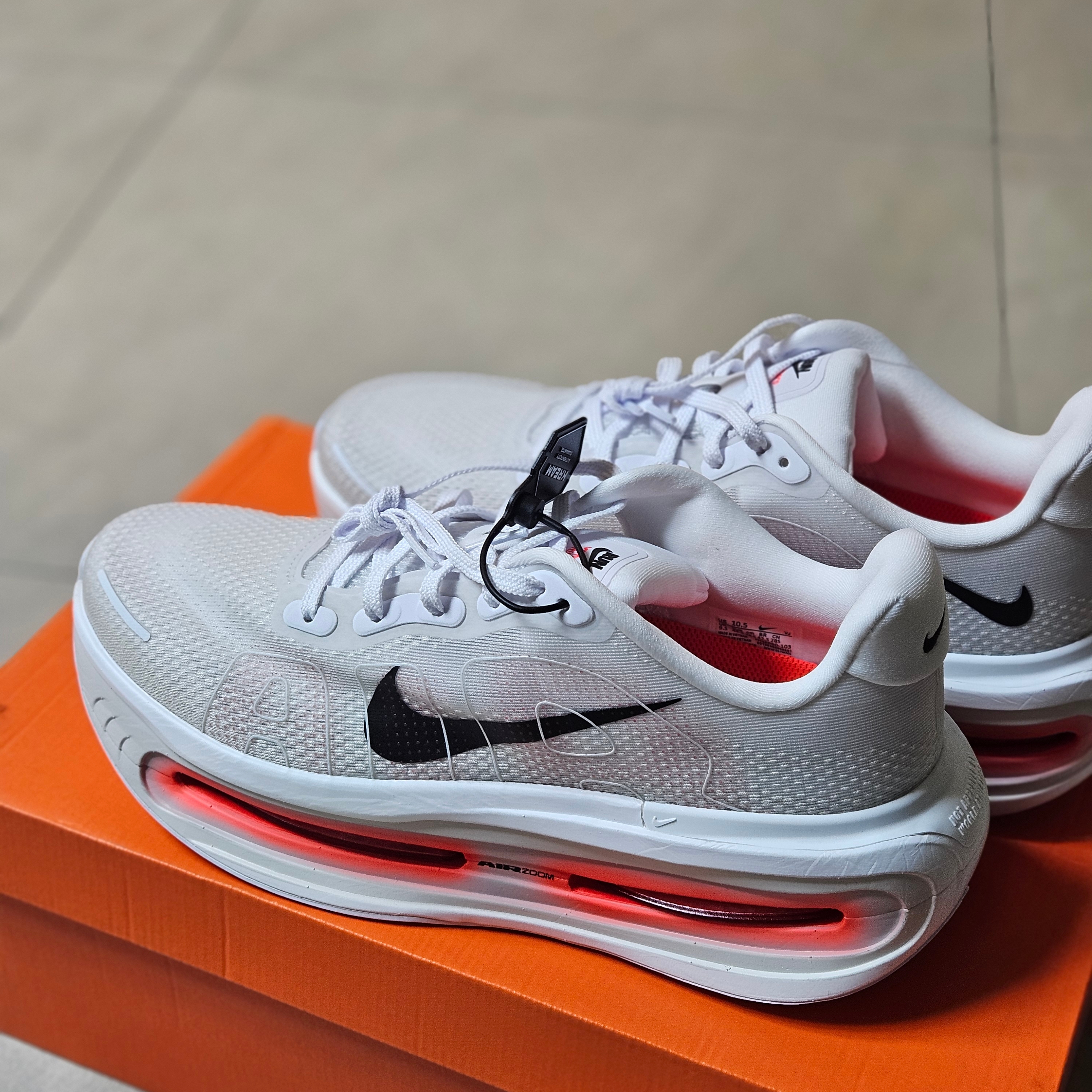 Nike Vomero Premium White Bright Crimson 착용 스타일