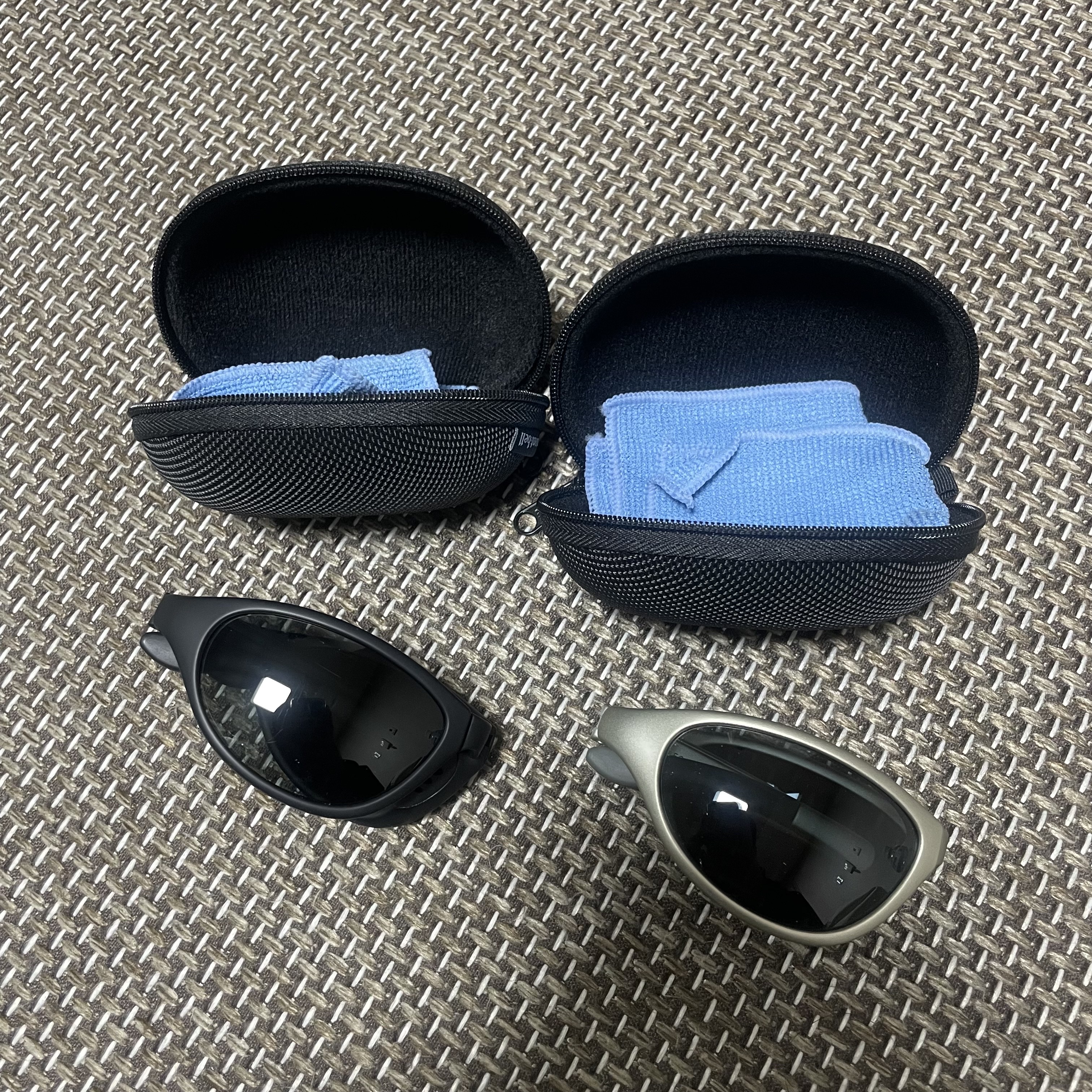 Montbell Trekking Glasses Silver Metallic Light Grey 착용 스타일 - 2