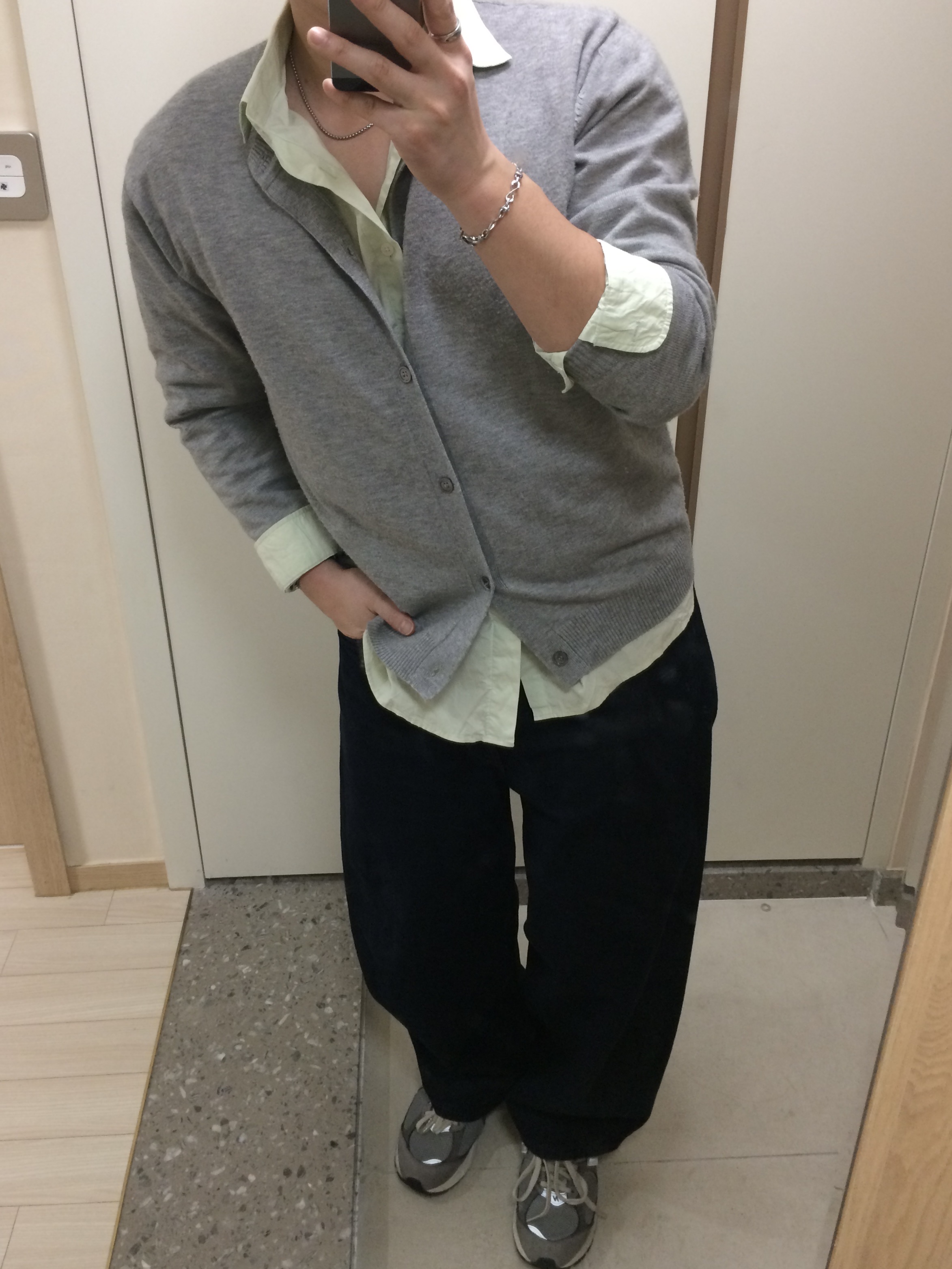 New Balance 2002R Premium Vintage Grey, Casio LTP-V007L-9B 착용 스타일 - 1