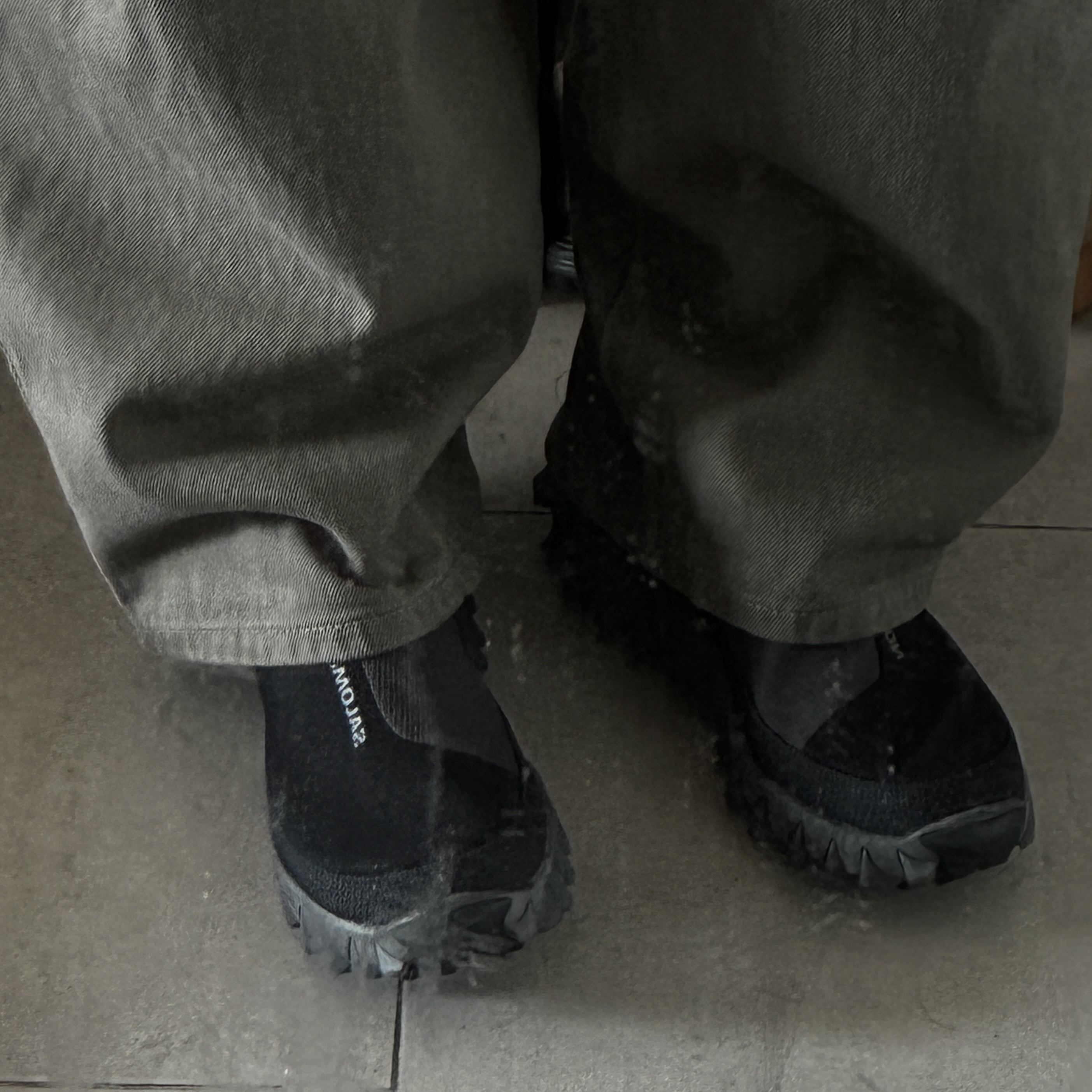 Salomon Snowclog Black Asphalt 착용 스타일 - 1