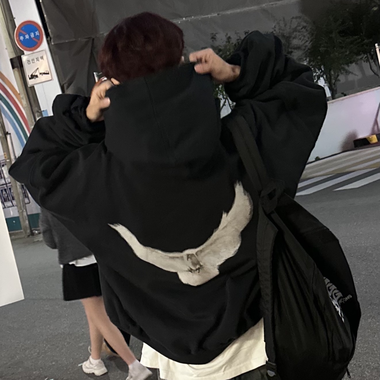 Yeezy Gap Engineered By Balenciaga Dove Hoodie Washed Black 착용 스타일 - 1