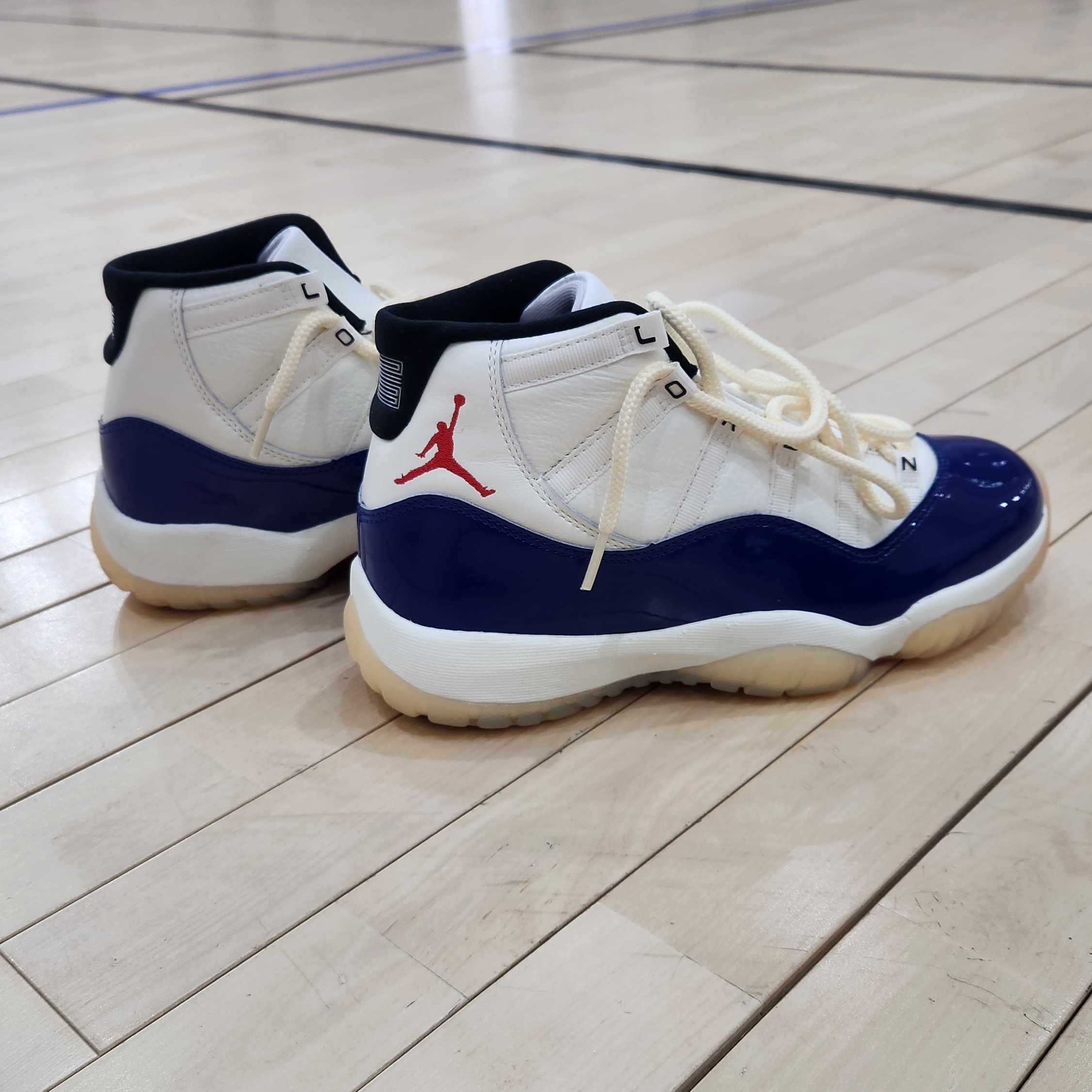 Jordan 11 Retro Rare Air Deep Royal Blue Fire Red 착용 스타일 - 1