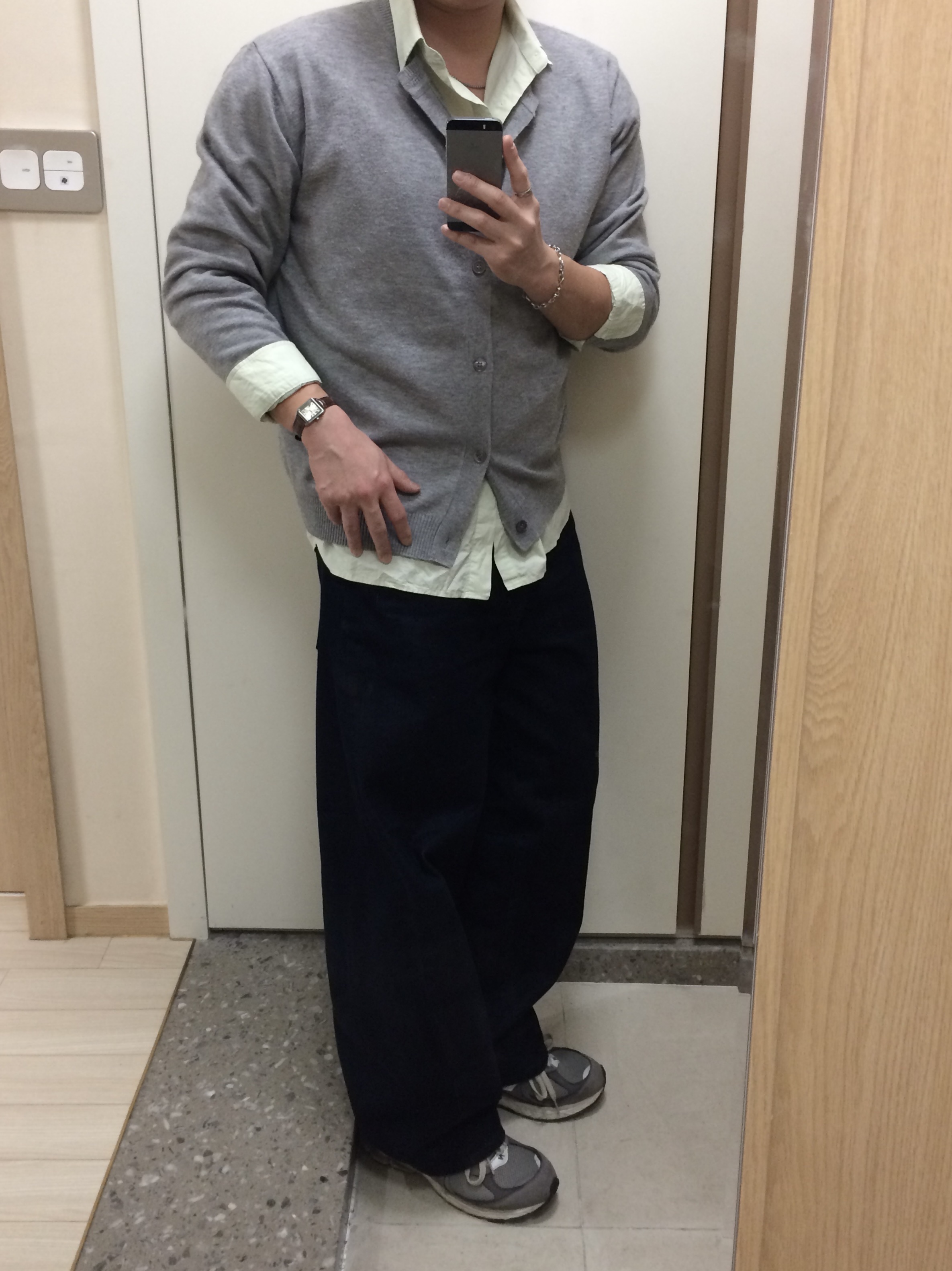 New Balance 2002R Premium Vintage Grey, Casio LTP-V007L-9B 착용 스타일 - 2