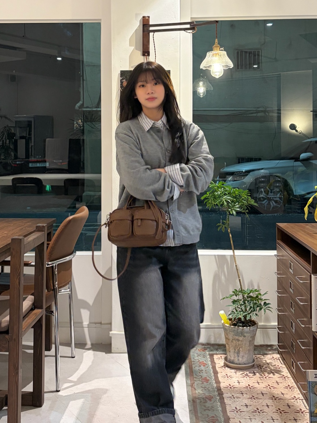 Knitted Basic Essential Crop Round Cardigan Melange Grey 착용 스타일 - 2
