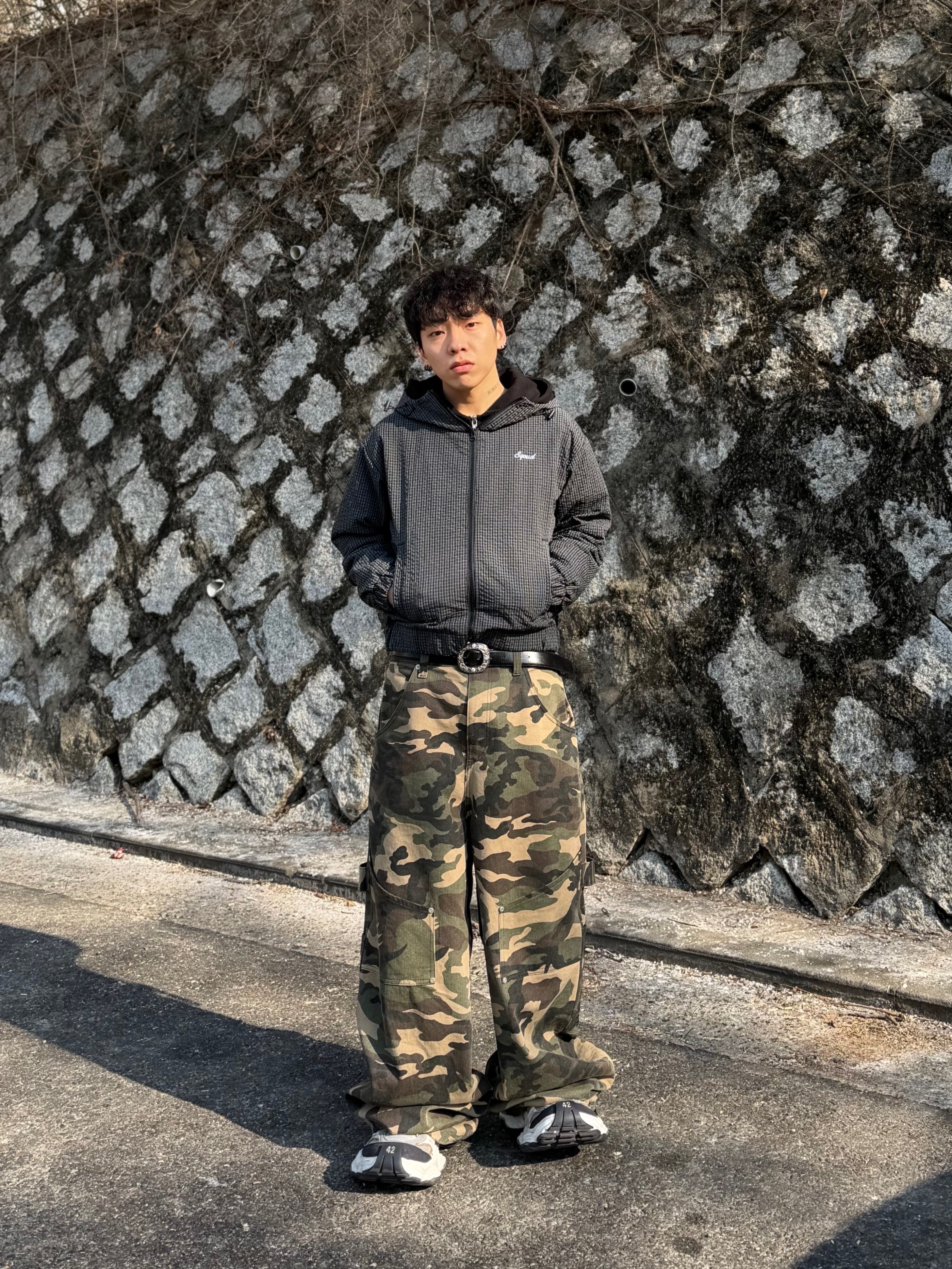 Balenciaga Cargo Sneakers White Grey 착용 스타일 - 6