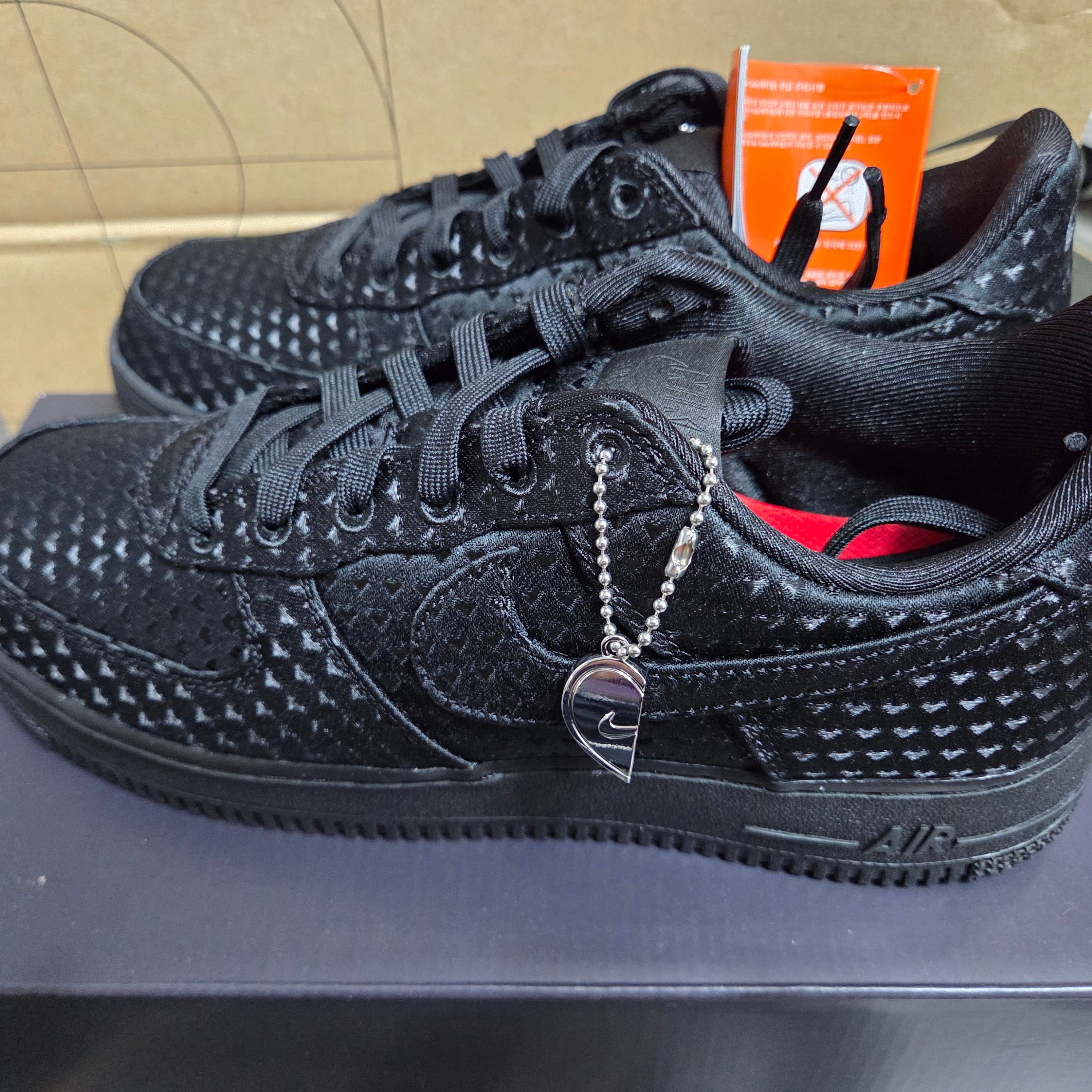 Nike Air Force 1 Retro Valentine's Day Black University Red 착용 스타일