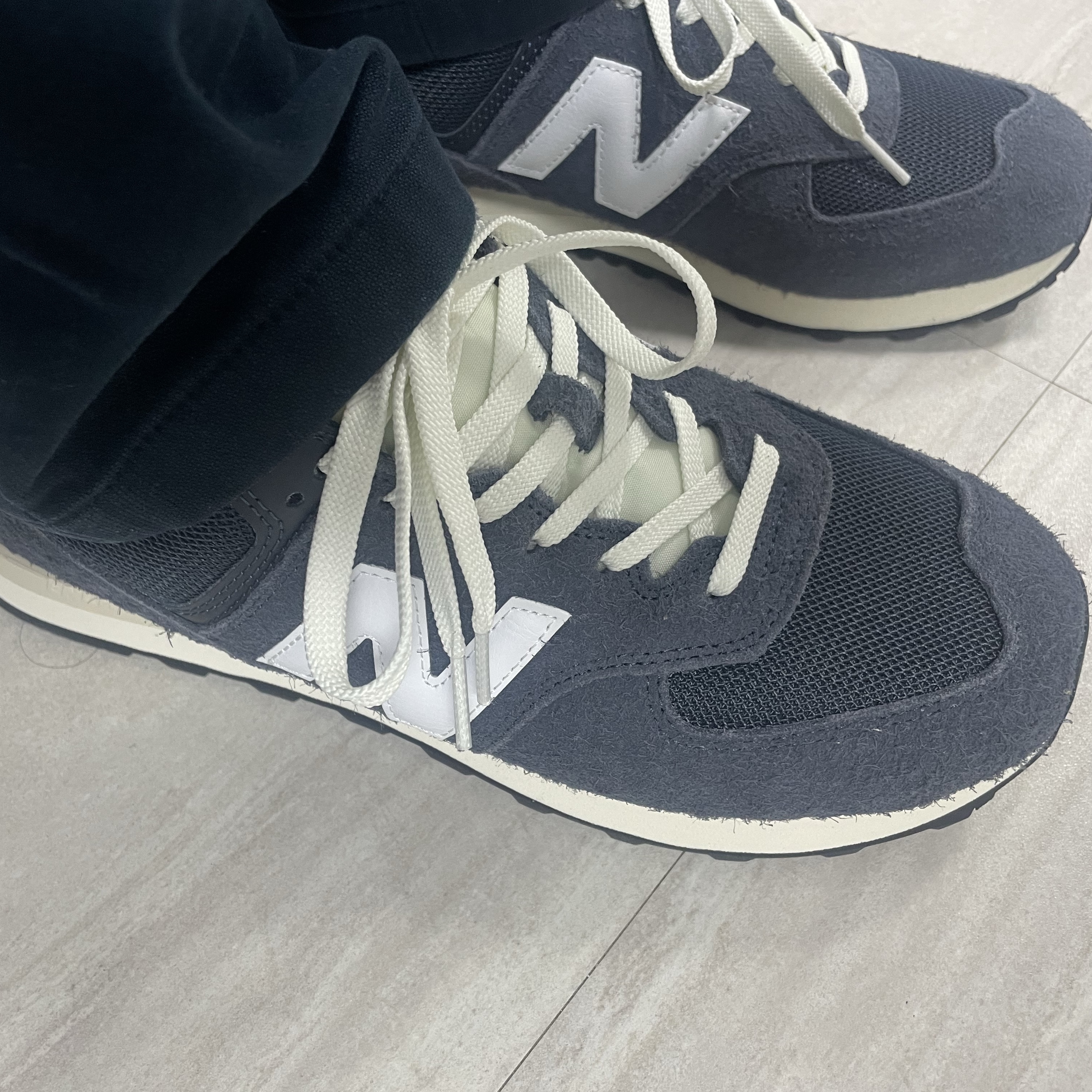 New Balance 574 Heritage Navy 착용 스타일 - 2