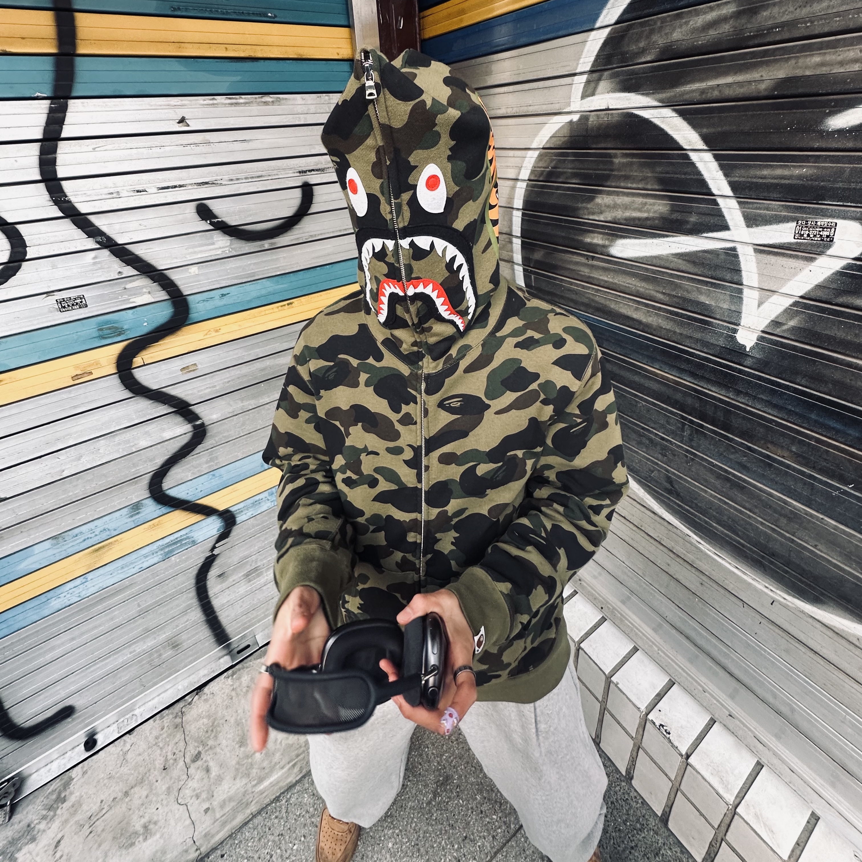 Apple AirPods Max Lightning Space Gray (Korean Ver.), BAPE 1st Camo Jacquard Shark Full Zip Hoodie Green 착용 스타일 - 1