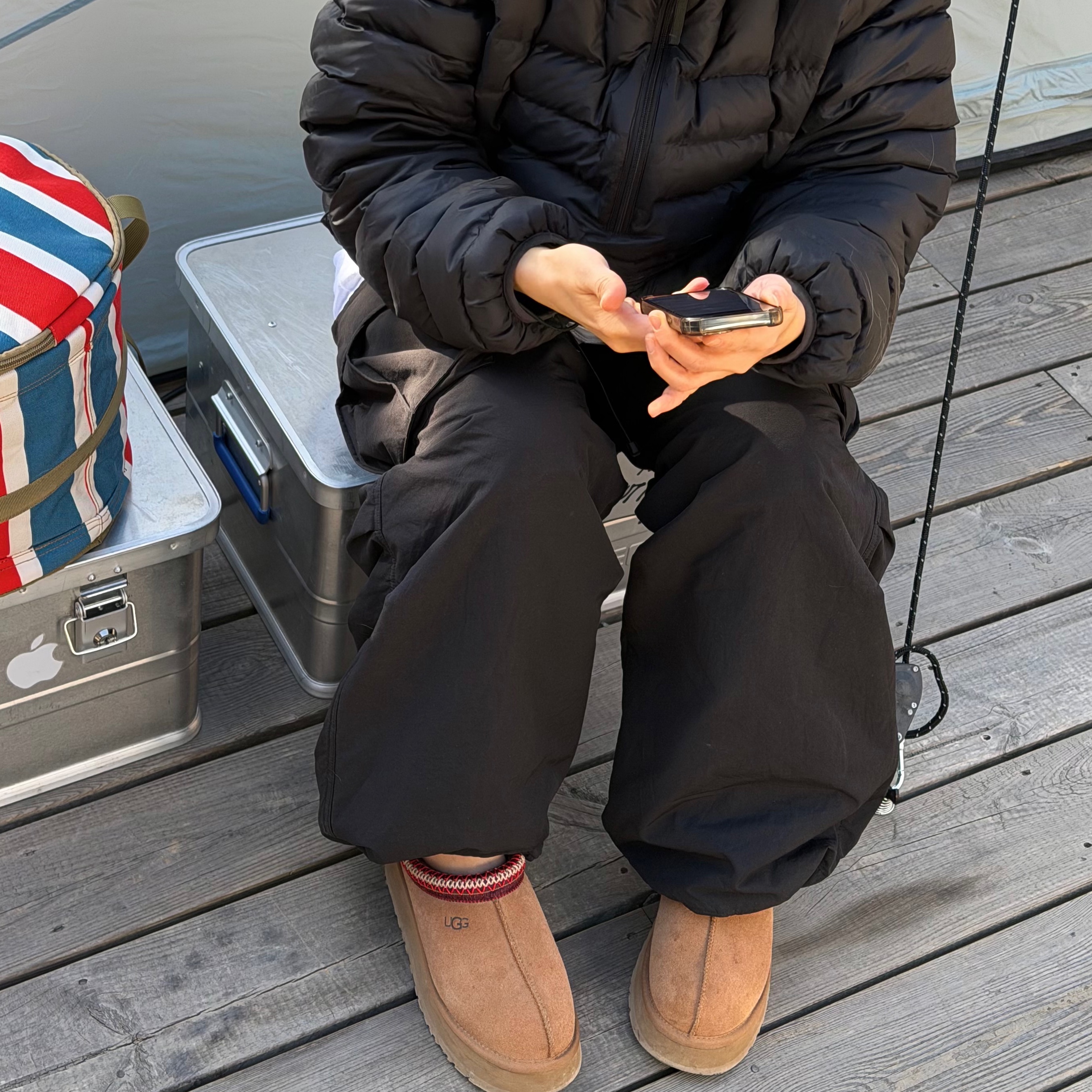 Supreme Micro Down Half Zip Hooded Pullover Black - 24FW, (W) UGG Tazz II Chestnut 착용 스타일