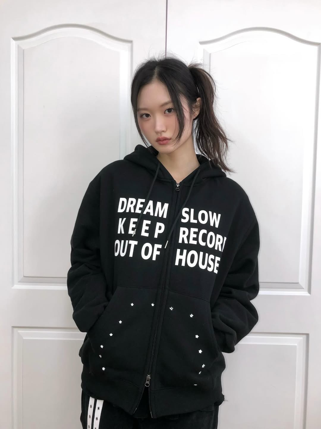 SLOW RECORD HOUSE Typo Star Hood Zip-up Black 착용 스타일 - 3