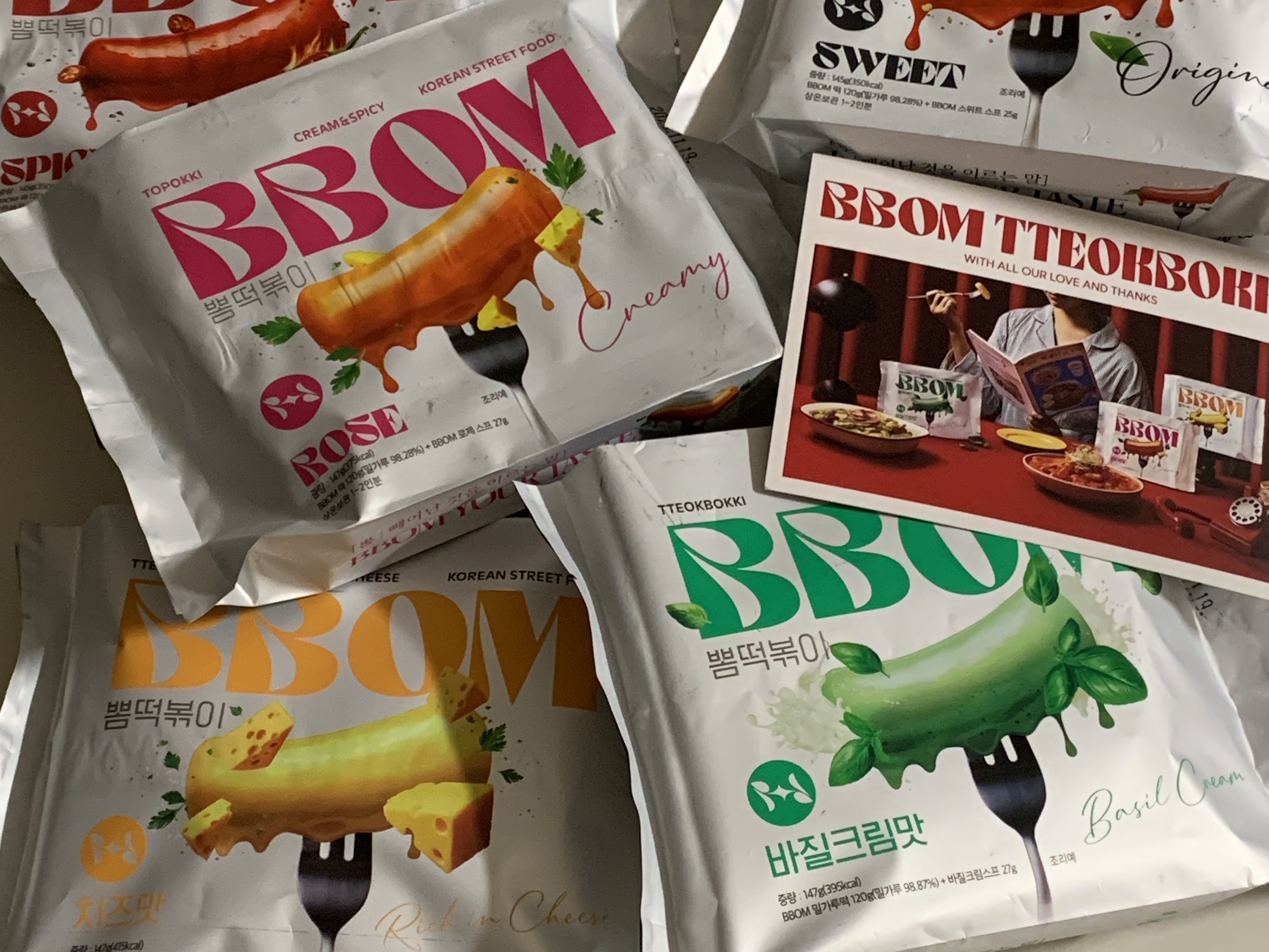 [KREAM 단독] BBOM Ttekbokki Launch Pack 3, BBOM Tteokbokki Mix Pack 착용 스타일 - 3