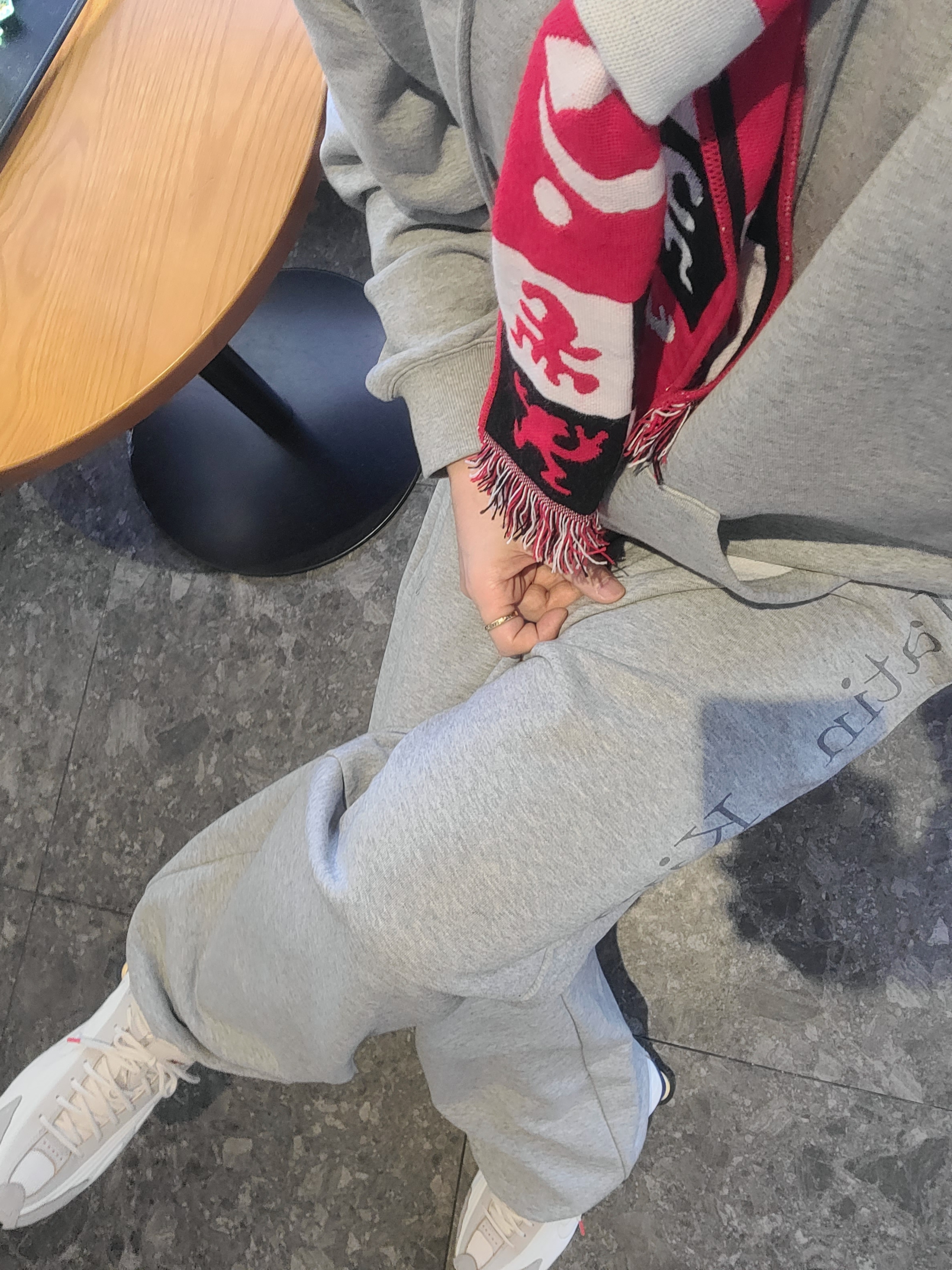 Nike Shox R4 PRM Light Iron Ore and Phantom, Matin Kim Back Logo Essential Hoody Zip Up In Grey 착용 스타일 - 2