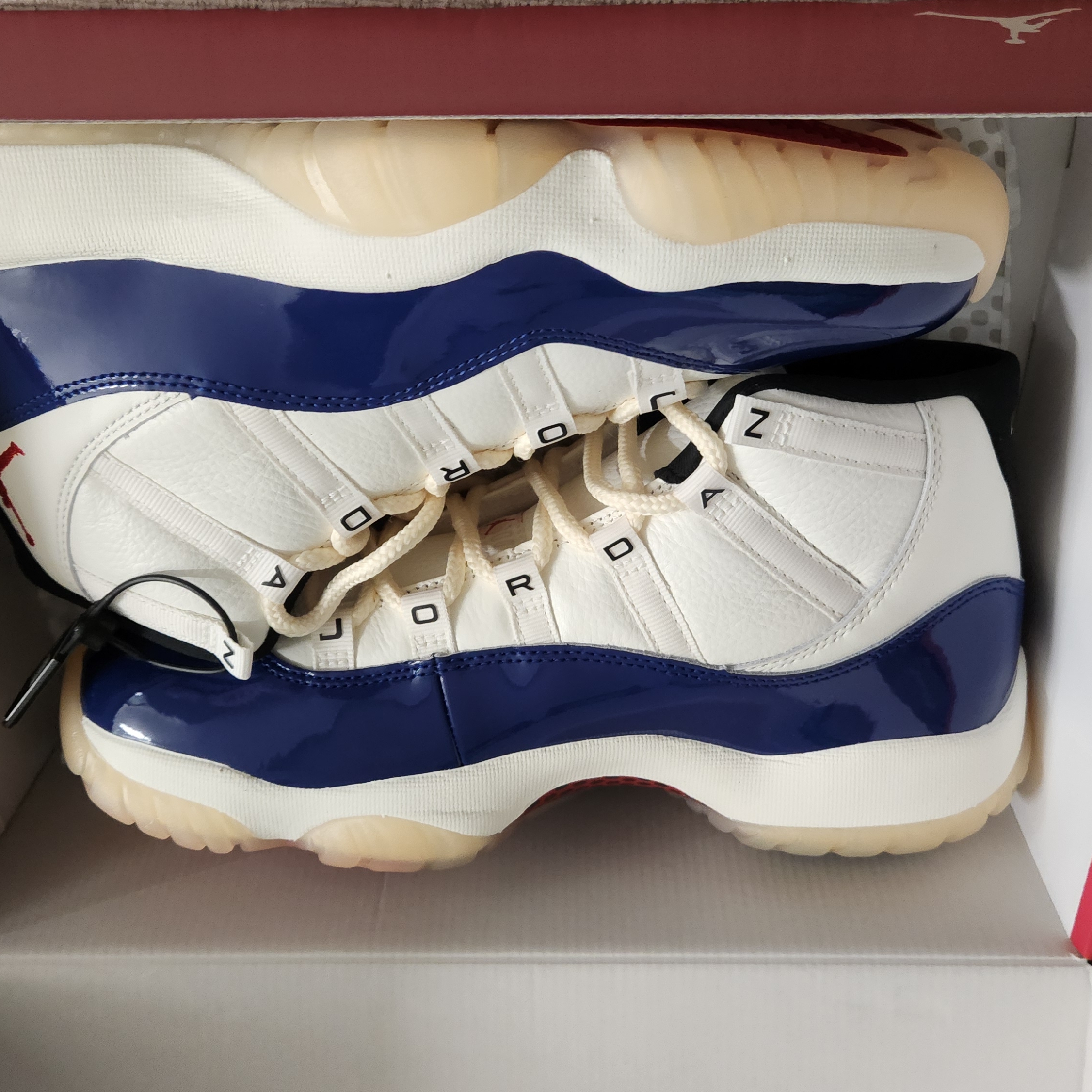 Jordan 11 Retro Rare Air Deep Royal Blue Fire Red 착용 스타일 - 4