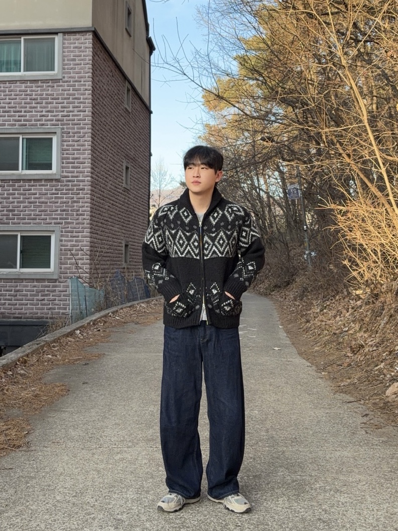 Knitted Bulky Wool Diamond Zip Up Black 착용 스타일