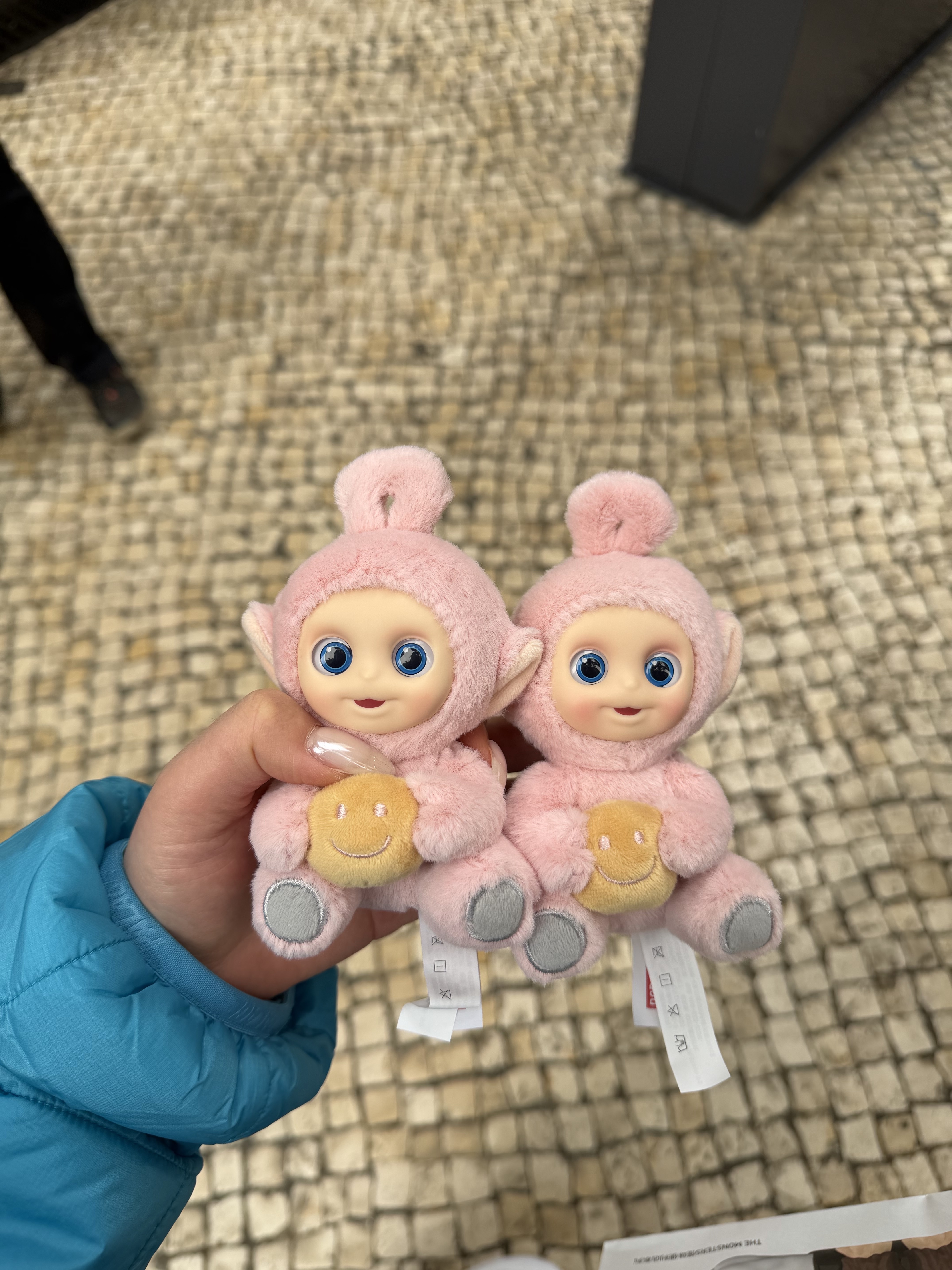 BAPE Baby Milo Plush Doll Headphone Holder Keychain Pink 착용 스타일 - 6