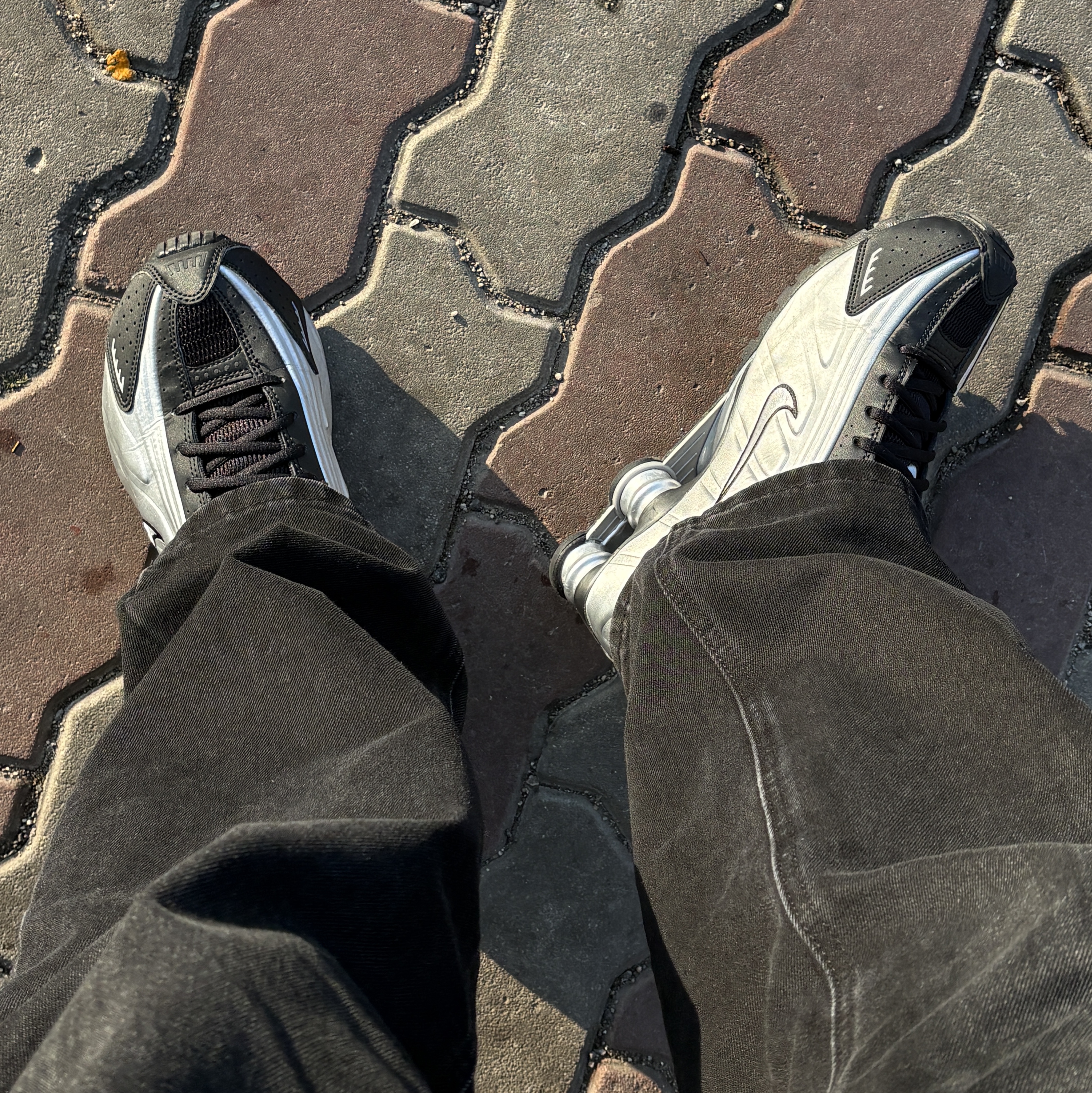 Nike Shox R4 Metallic Silver Black 착용 스타일 - 5