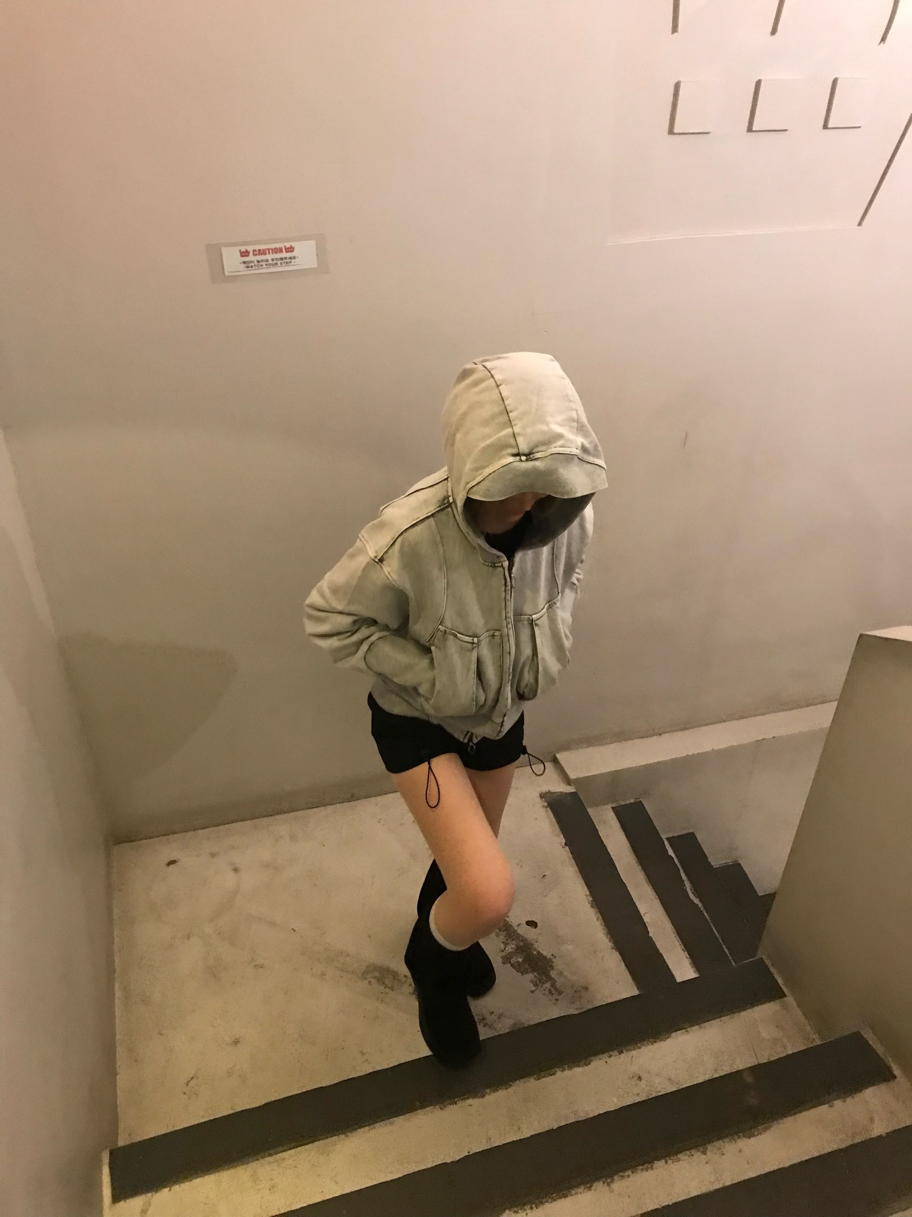 (W) Mischief Big Pocket Hoodie Bleached Khaki, (W) Mischief Quilted Shorts Black 착용 스타일 - 2